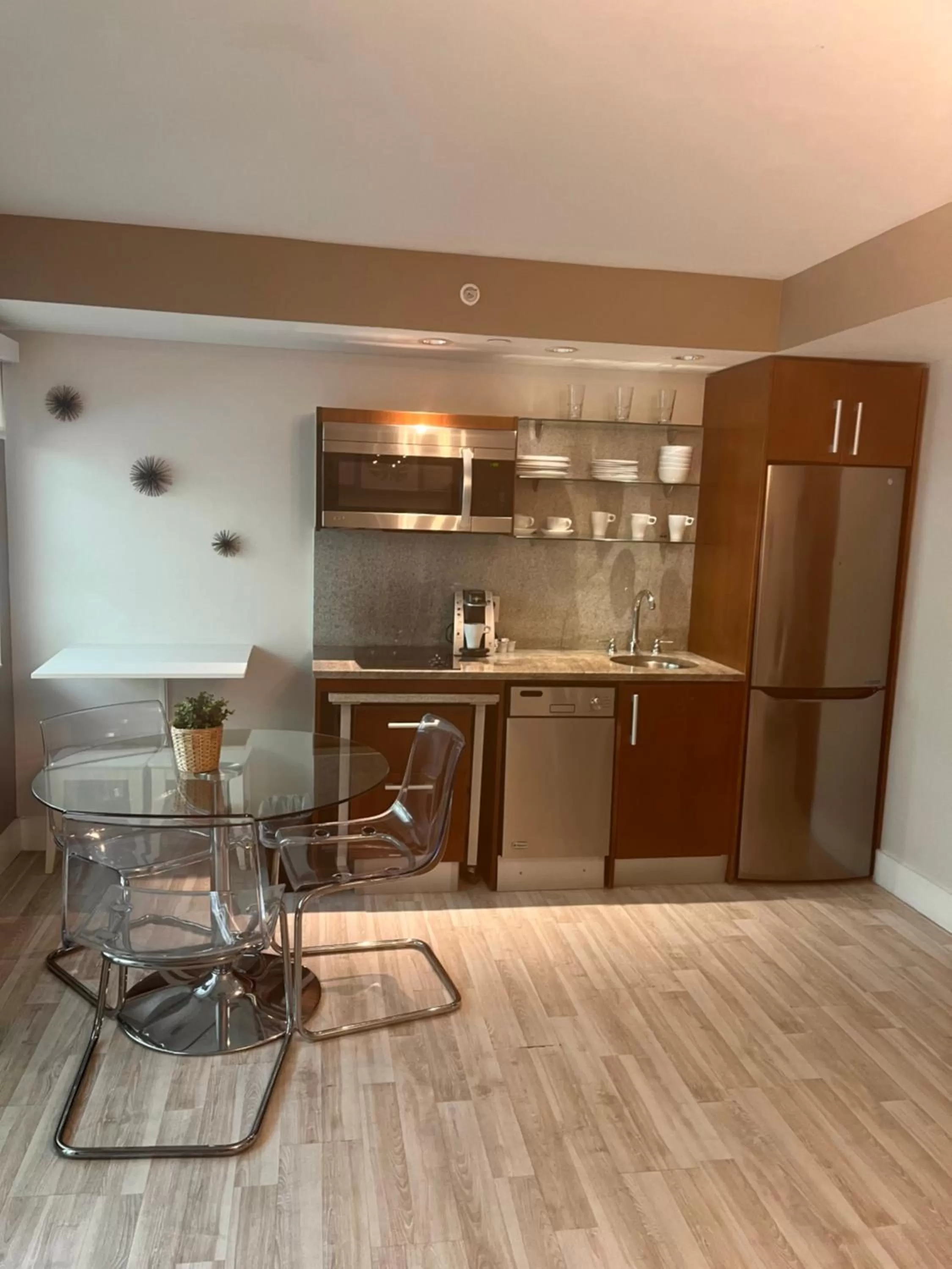 Kitchen or kitchenette, Kitchen/Kitchenette in Suites at The Strand on Ocean Drive