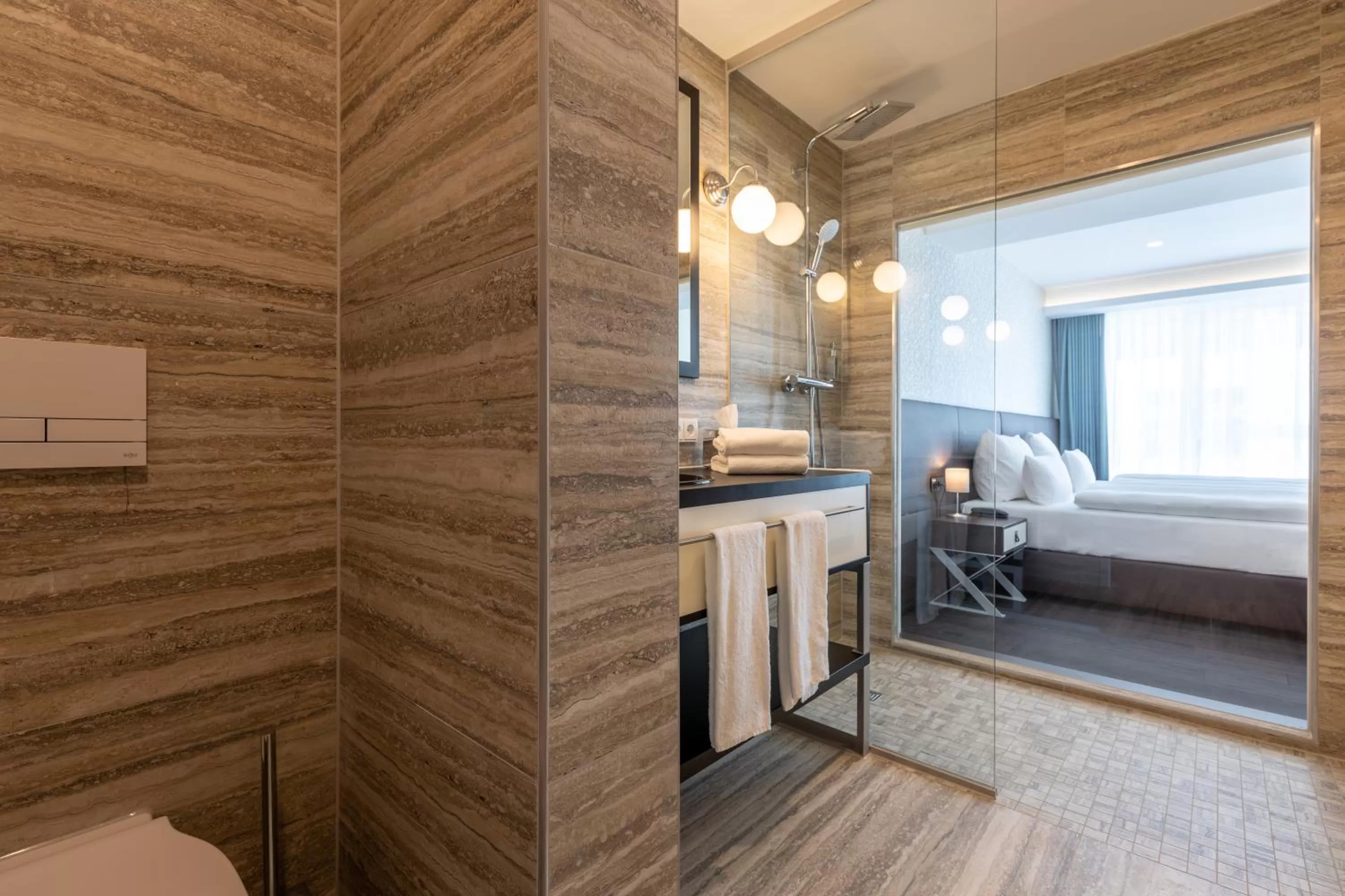 Shower, Bed in Trip Inn Conference Hotel & Suites