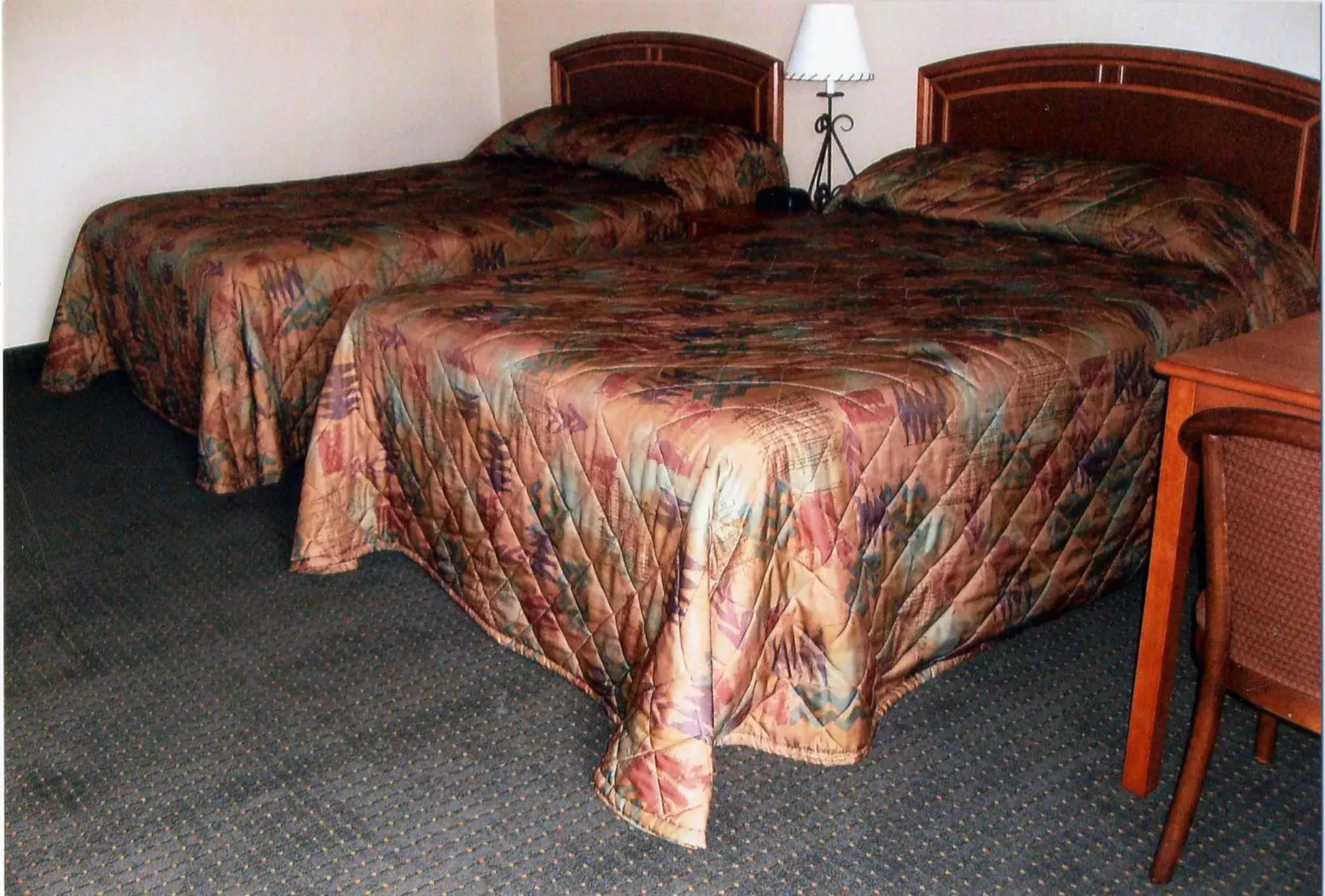 Photo of the whole room, Bed in Will Rogers Inn