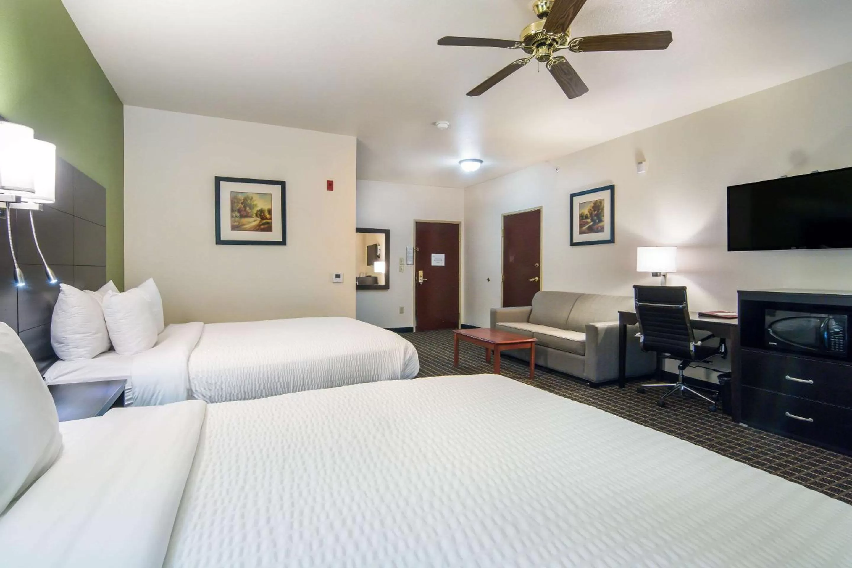 Photo of the whole room, Bed in Clarion Inn & Suites Weatherford South