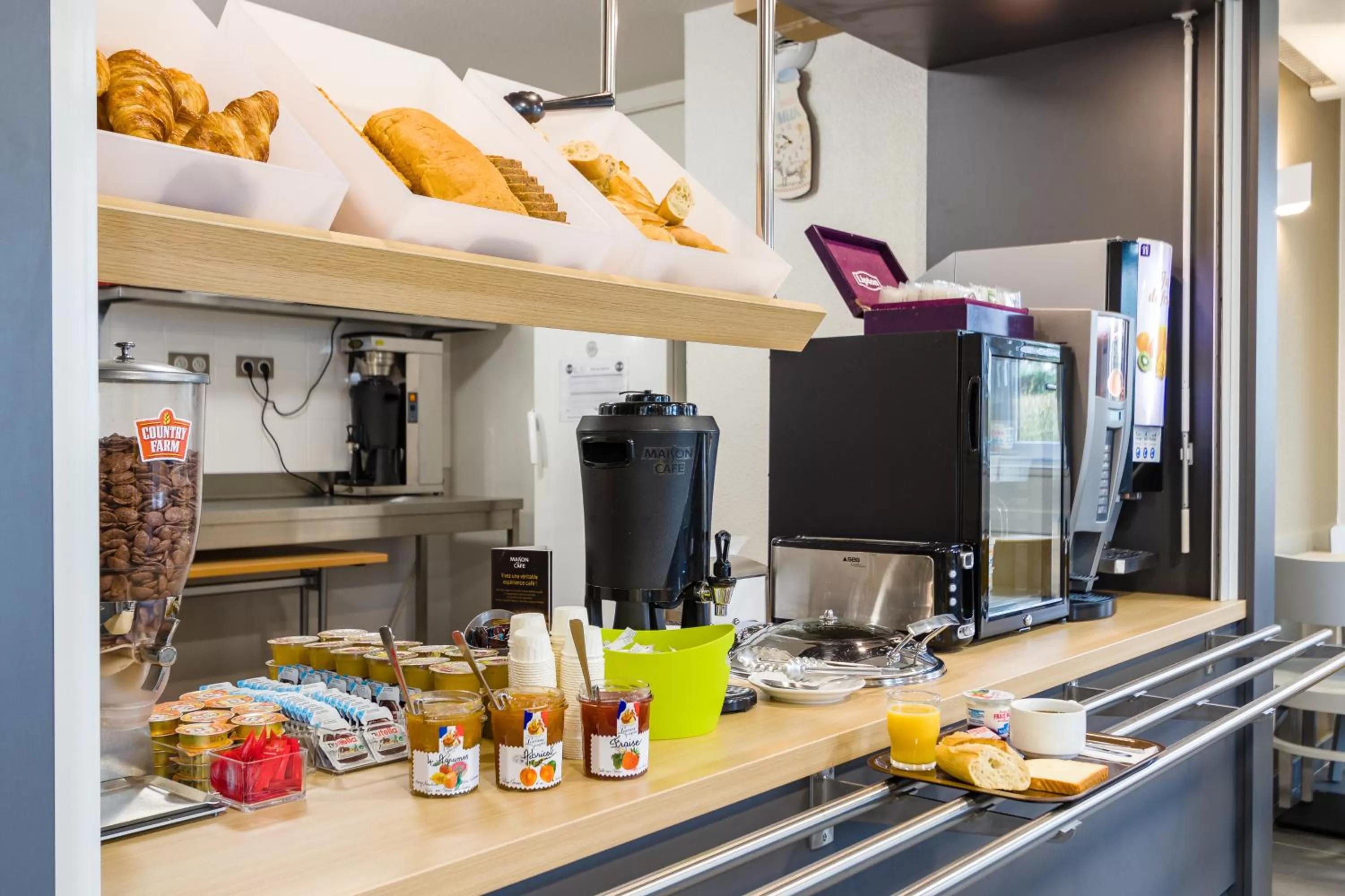 Buffet breakfast in B&B HOTEL Tours Nord 2 La petite Arche