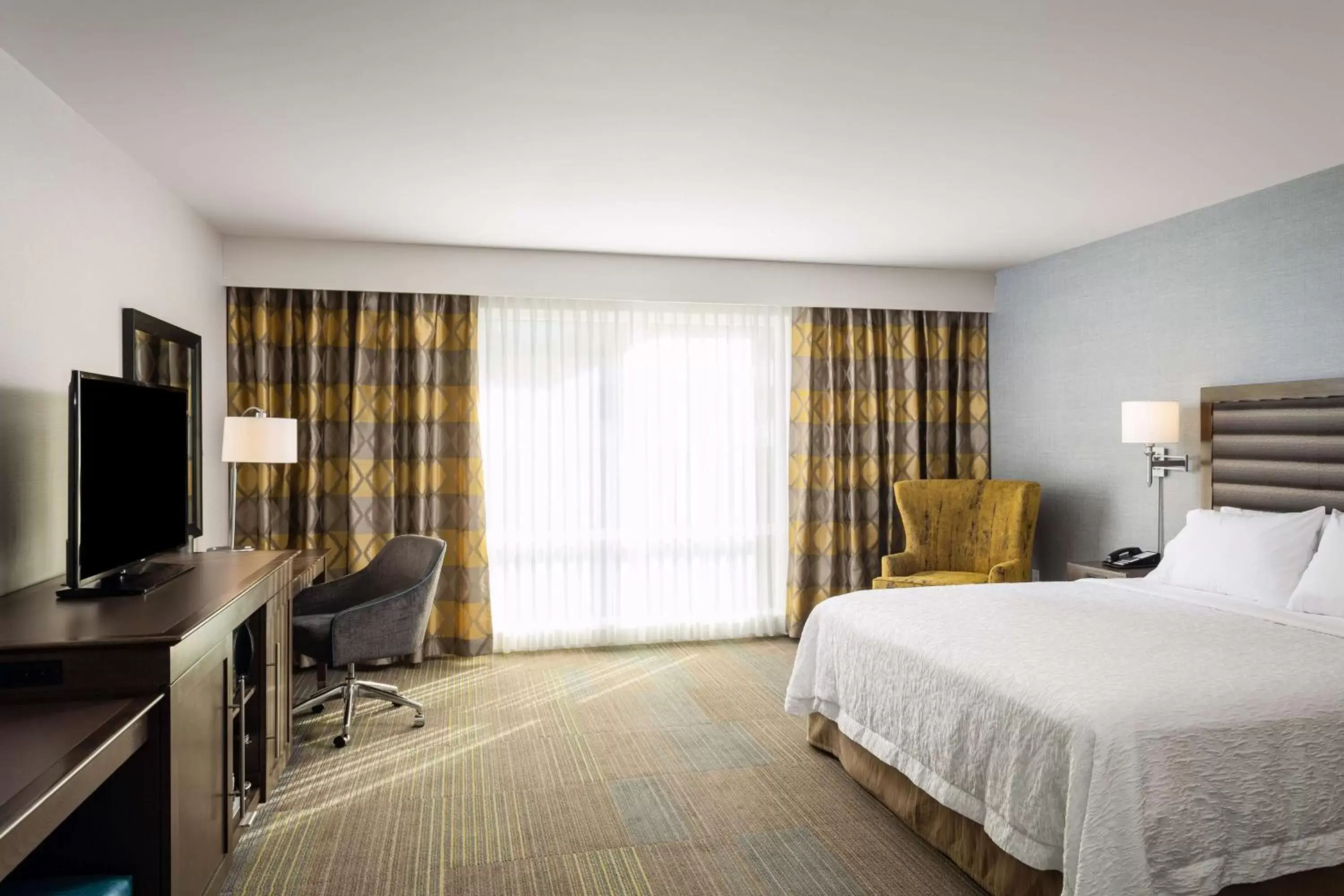 Bed in Hampton Inn & Suites by Hilton Seattle/Northgate