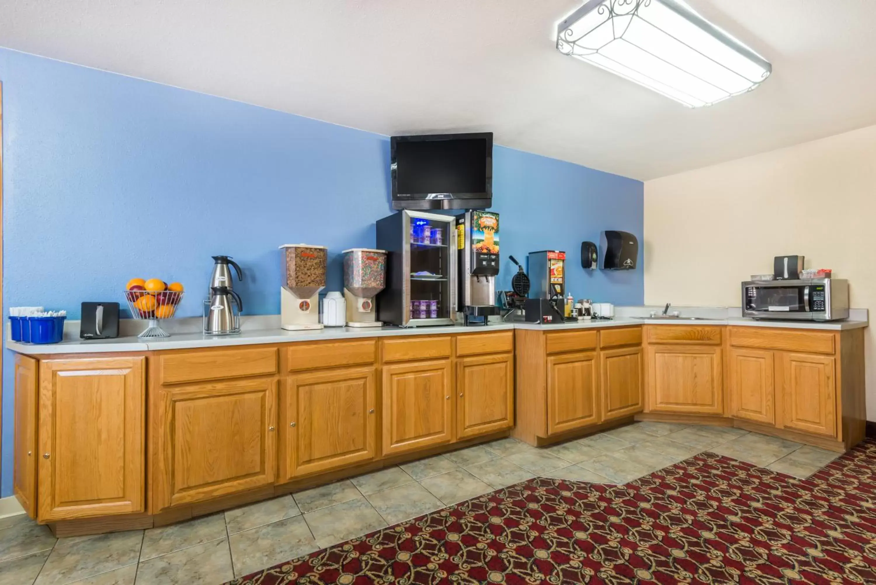 Breakfast, Kitchen/Kitchenette in Days Inn by Wyndham Gillette