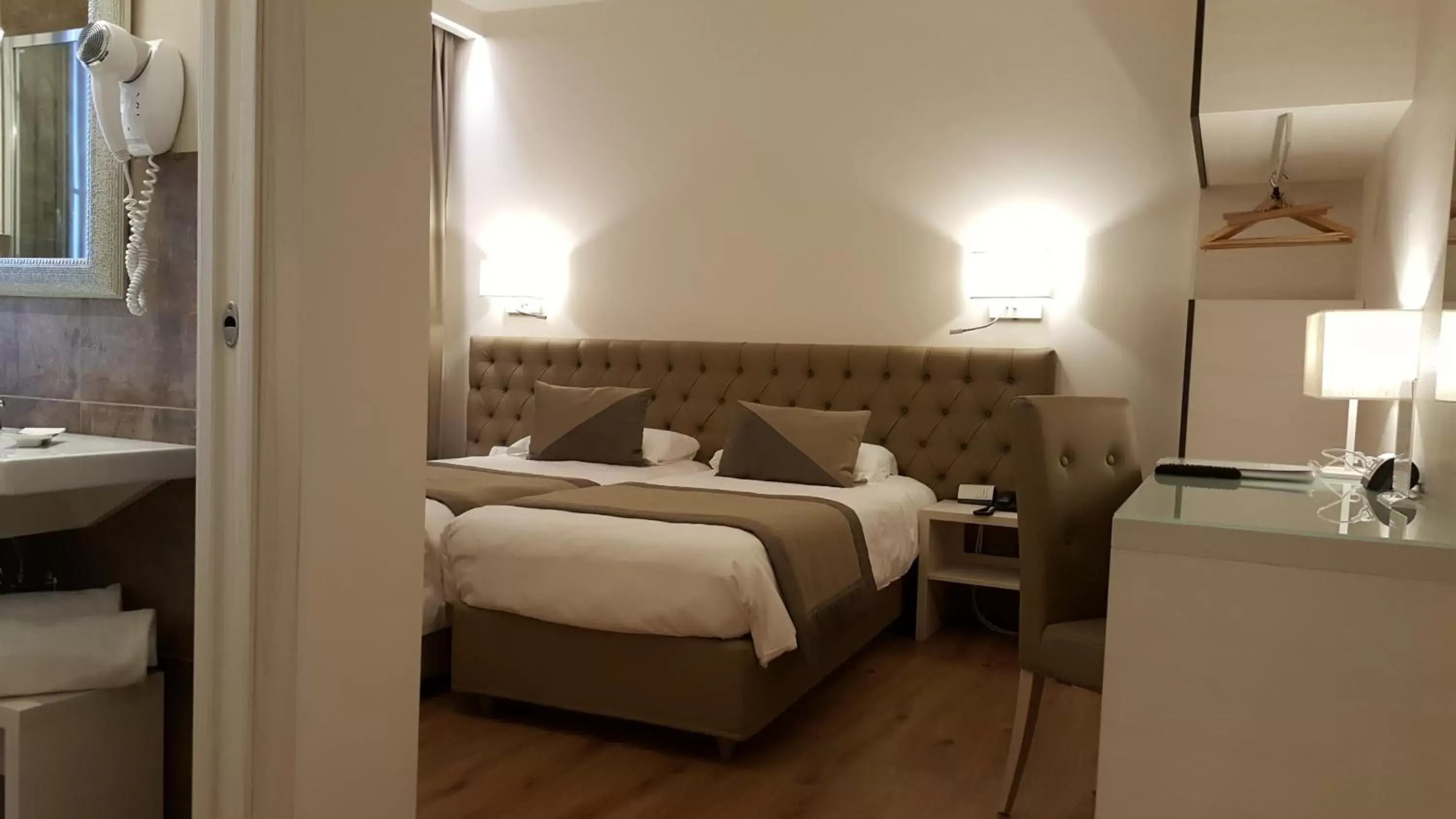 Photo of the whole room, Bed in UNAWAY Ecohotel Villa Costanza Venezia
