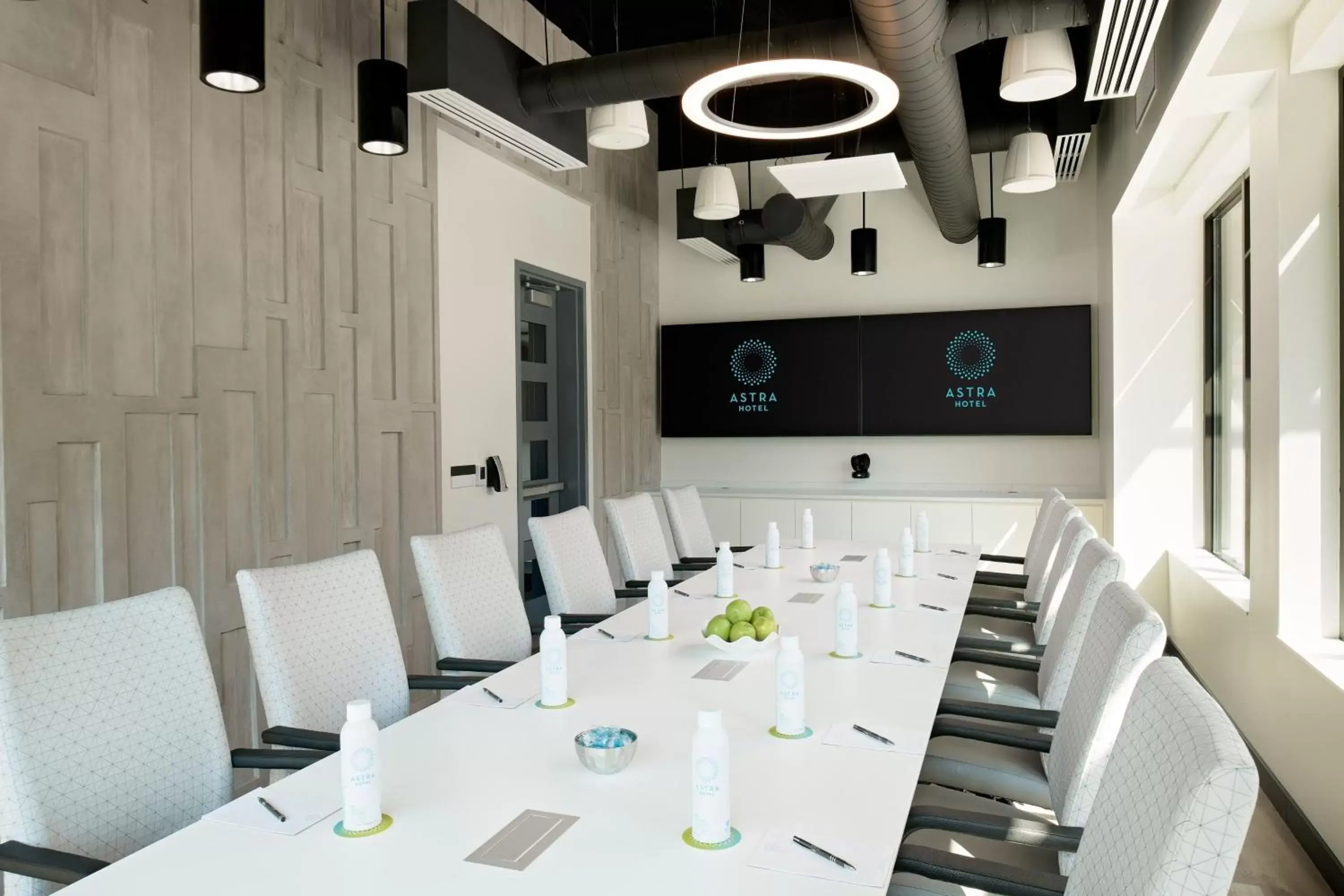 Meeting/conference room in Astra Hotel, Seattle, A Tribute Portfolio Hotel by Marriott