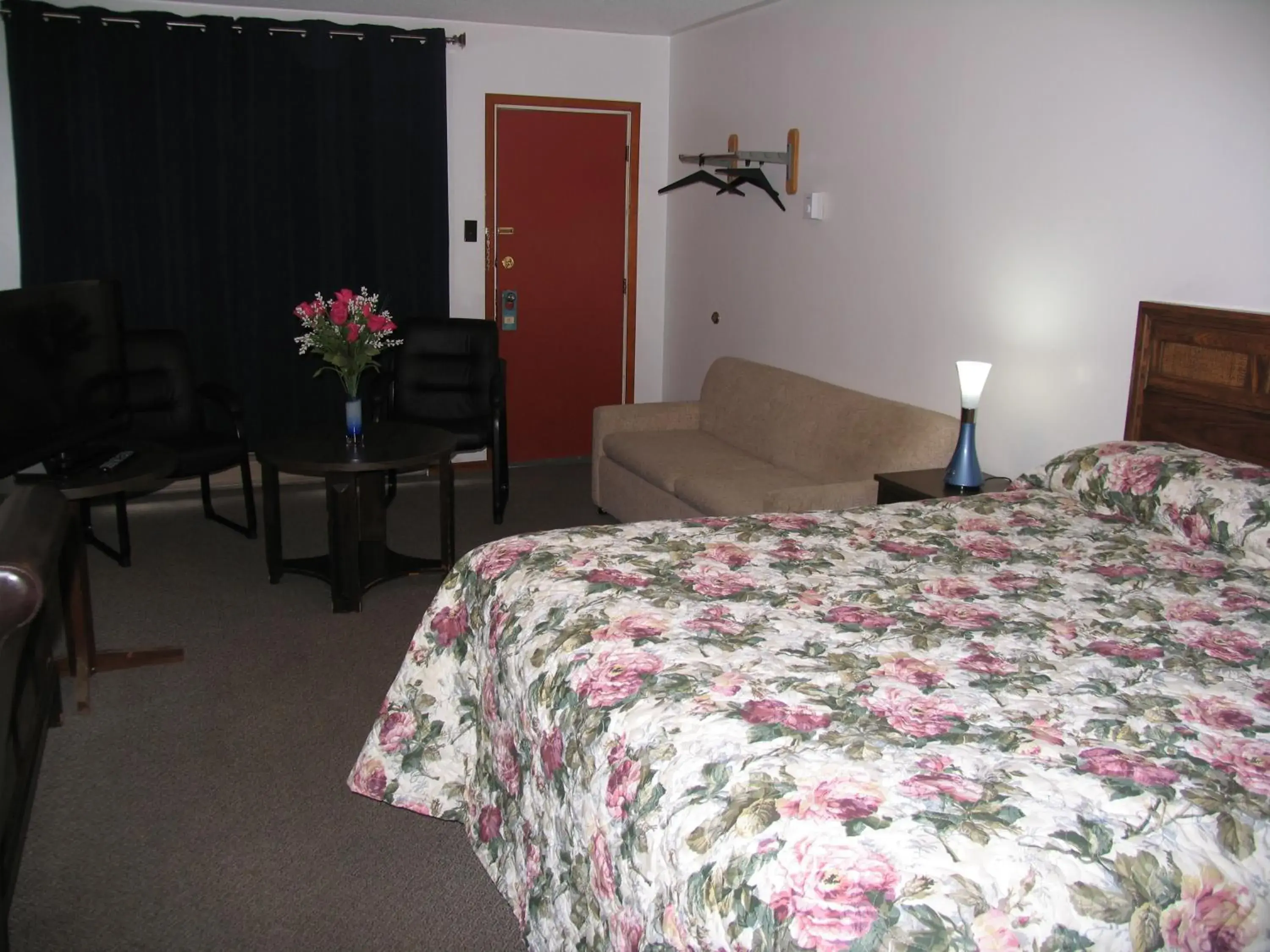 Photo of the whole room, Bed in Seven Oakes Motel