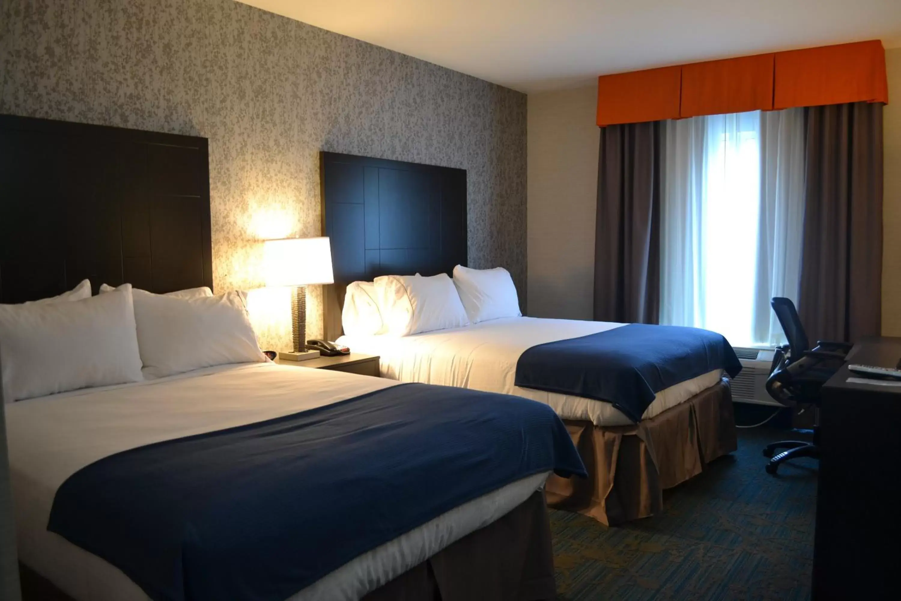 Photo of the whole room, Bed in Holiday Inn Express Hotel & Suites Knoxville, an IHG Hotel