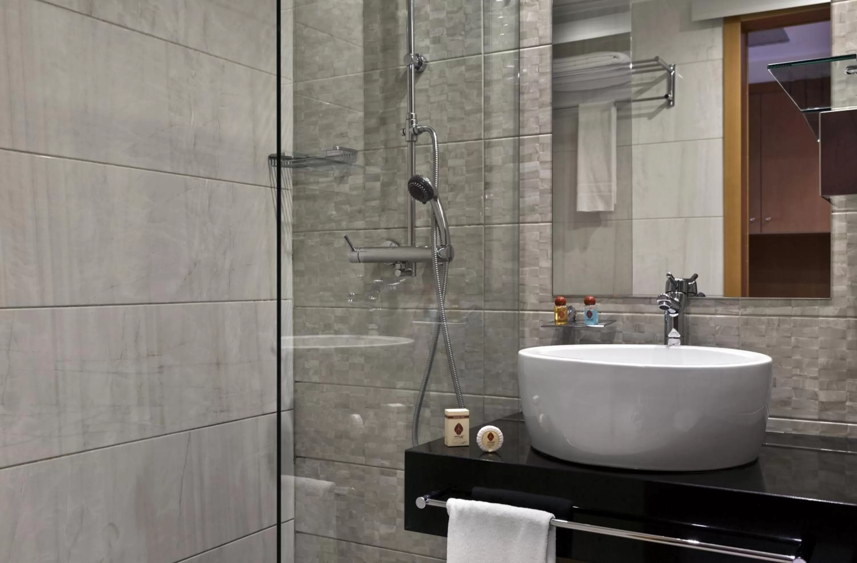 Shower in Azalaï Hôtel Cotonou