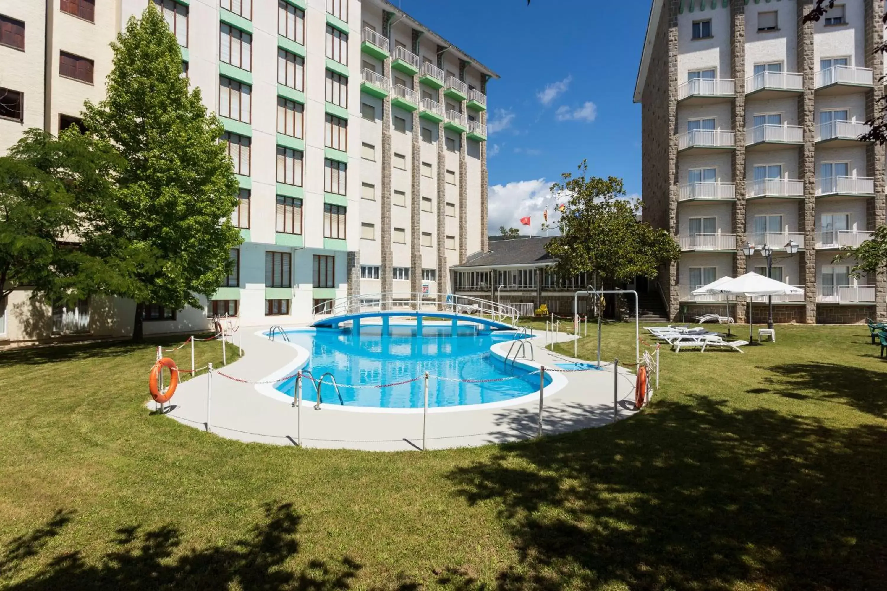 Garden, Swimming Pool in Gran Hotel de Jaca