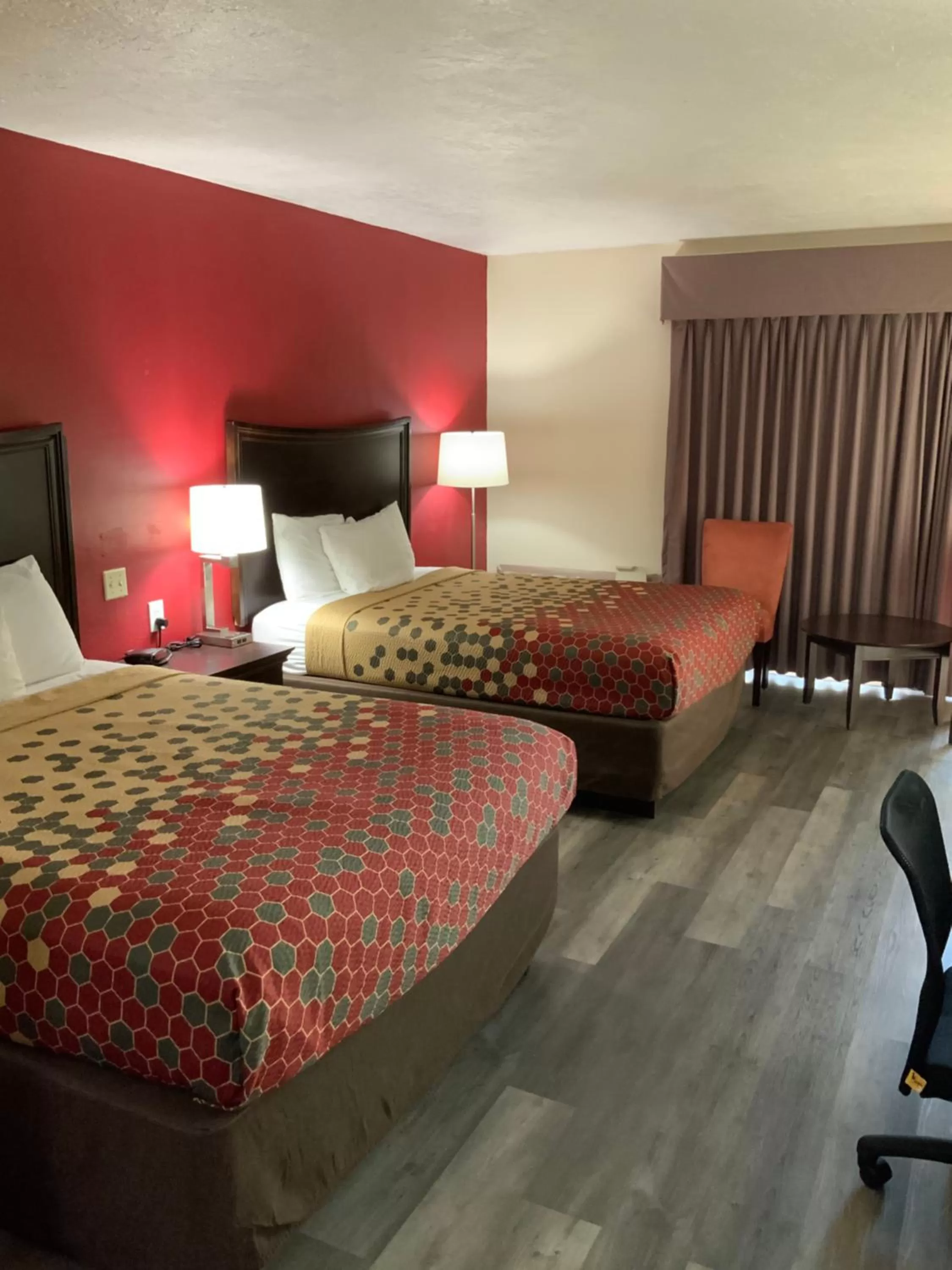 Bed in Econo Lodge - Perry National Fair Ground Area