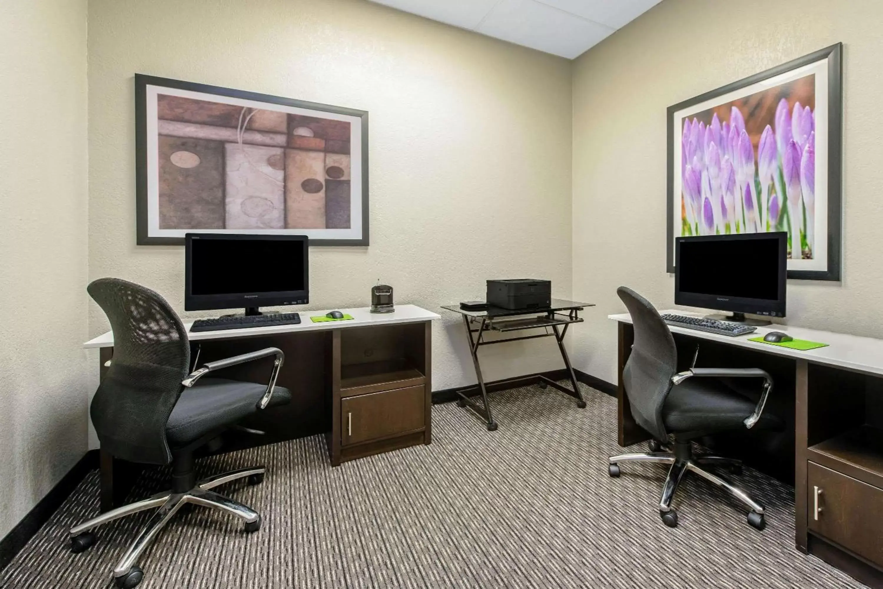 On site, Business Area/Conference Room in La Quinta by Wyndham New Orleans Airport