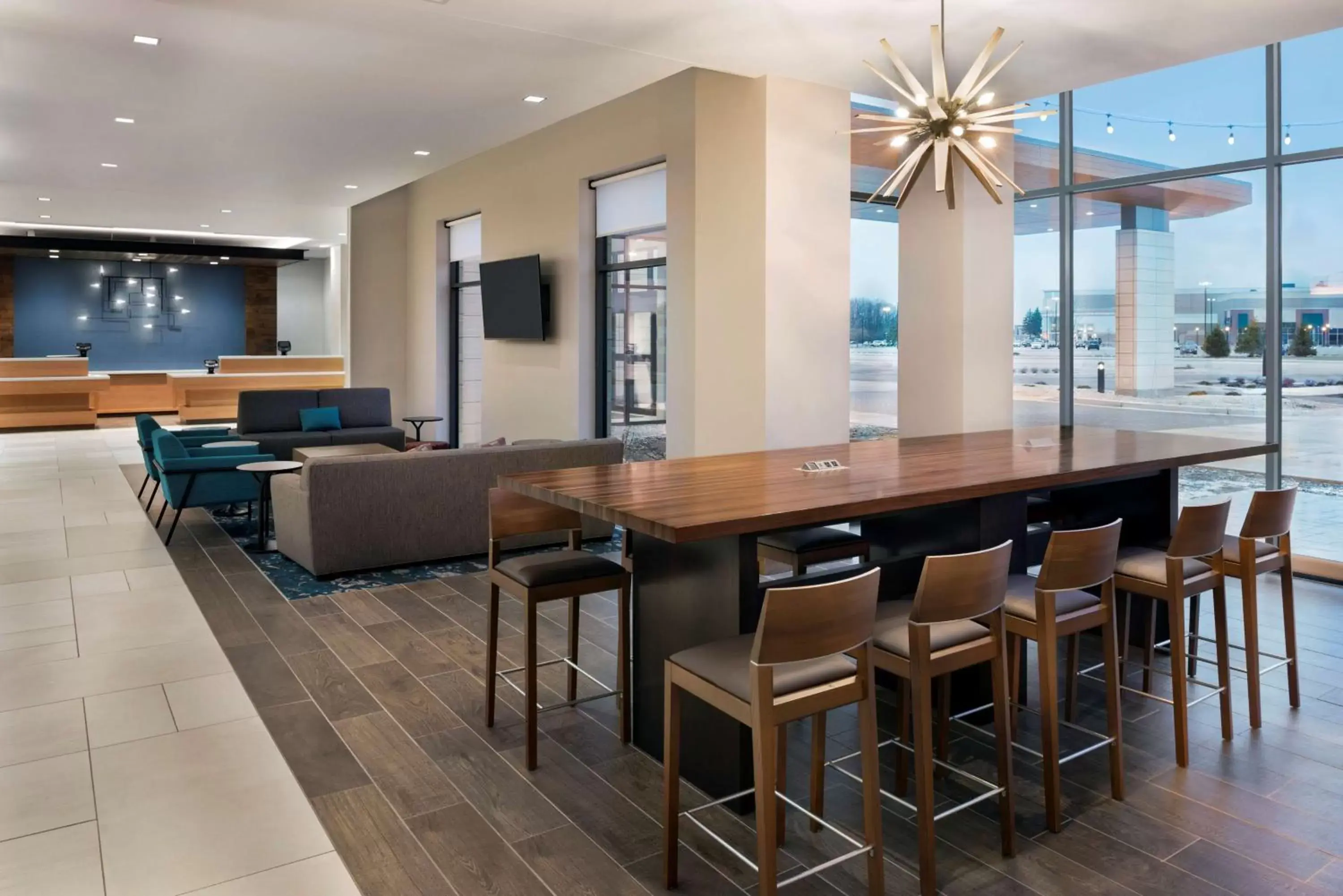 Lobby or reception, Lounge/Bar in Hilton Garden Inn Milwaukee Brookfield Conference Center