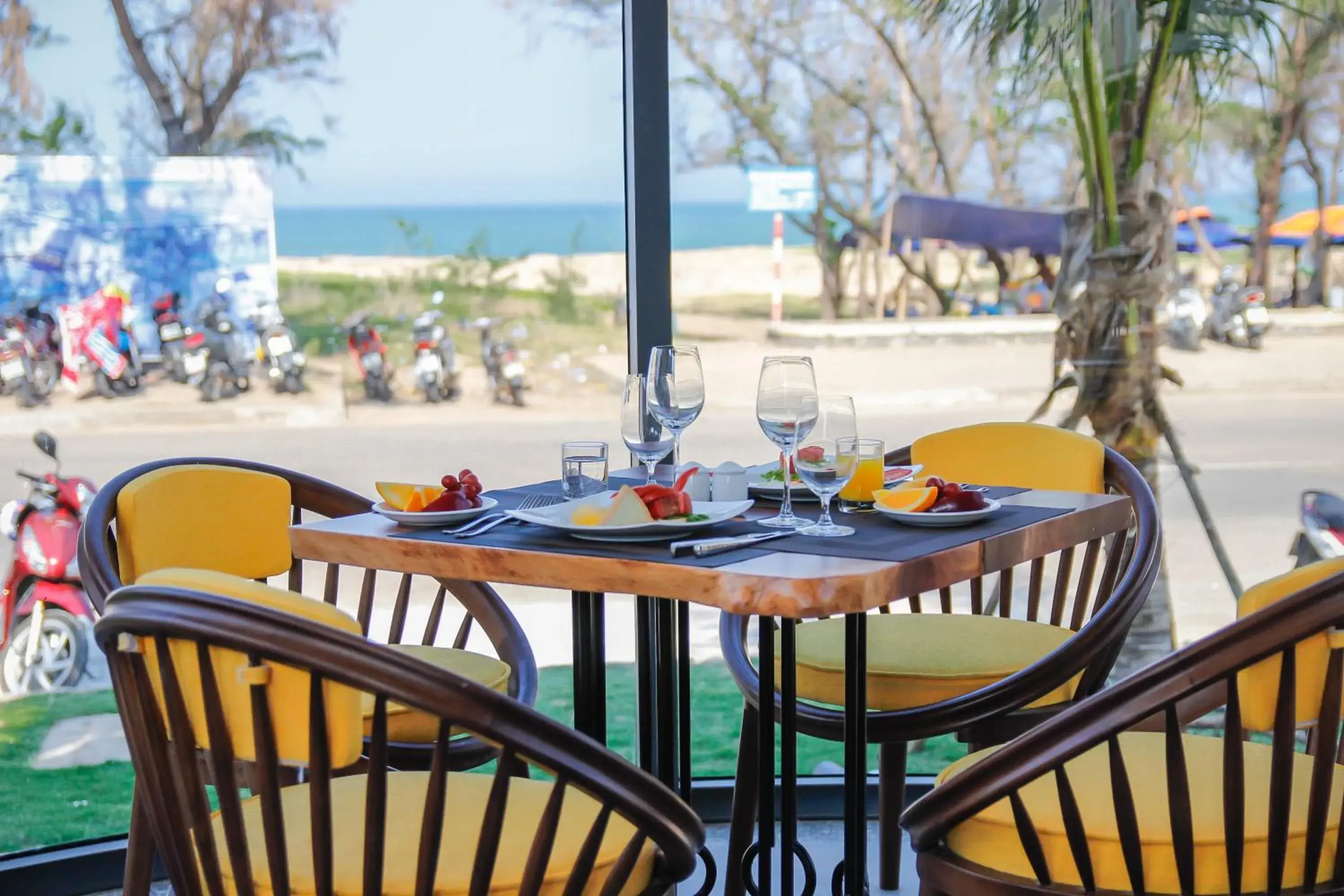 Restaurant/Places to Eat in Sala Tuy Hoa Beach Hotel