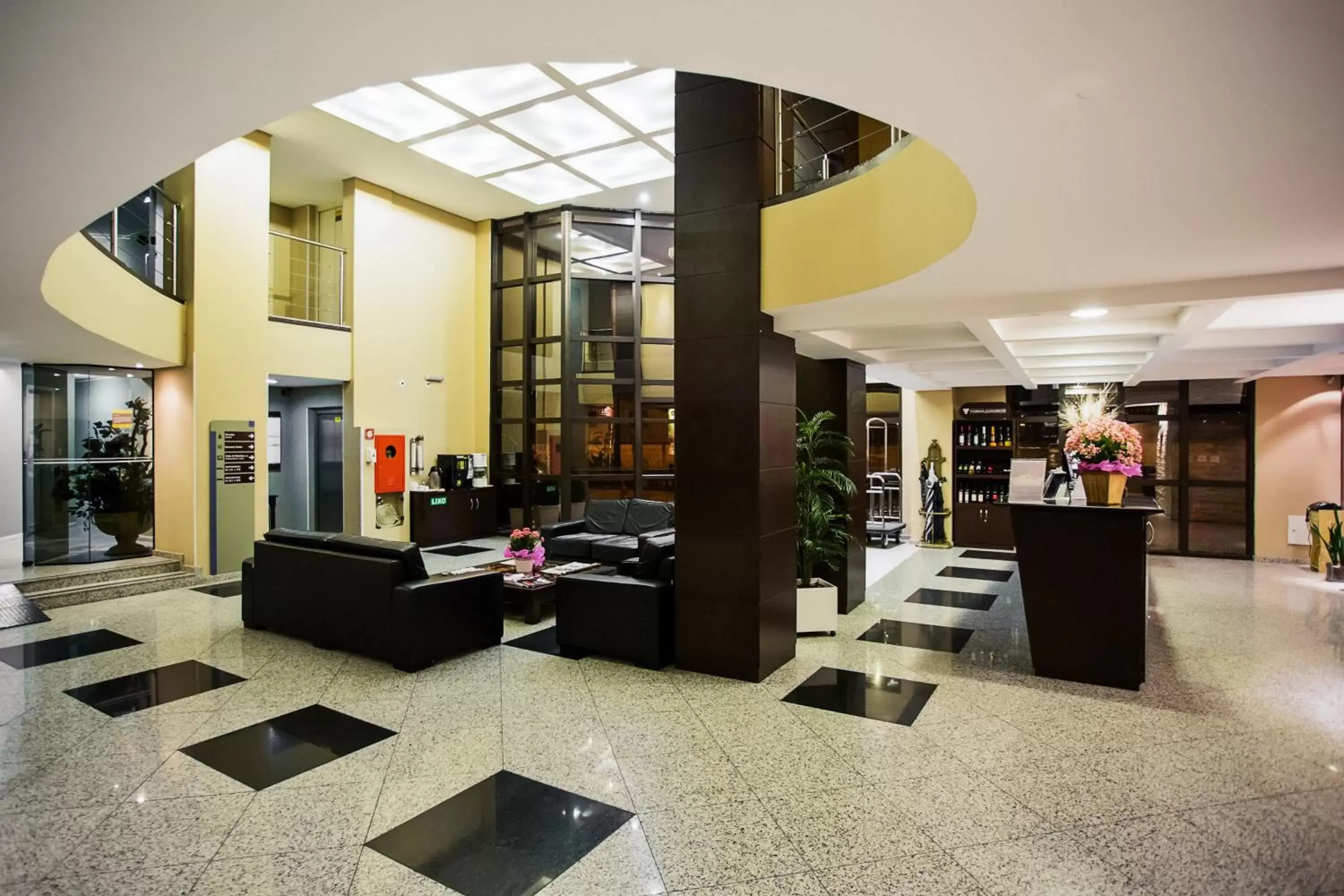 Lobby or reception in Hotel Campo Largo Comfort Lobby or reception in Hotel Campo Largo Comfort
