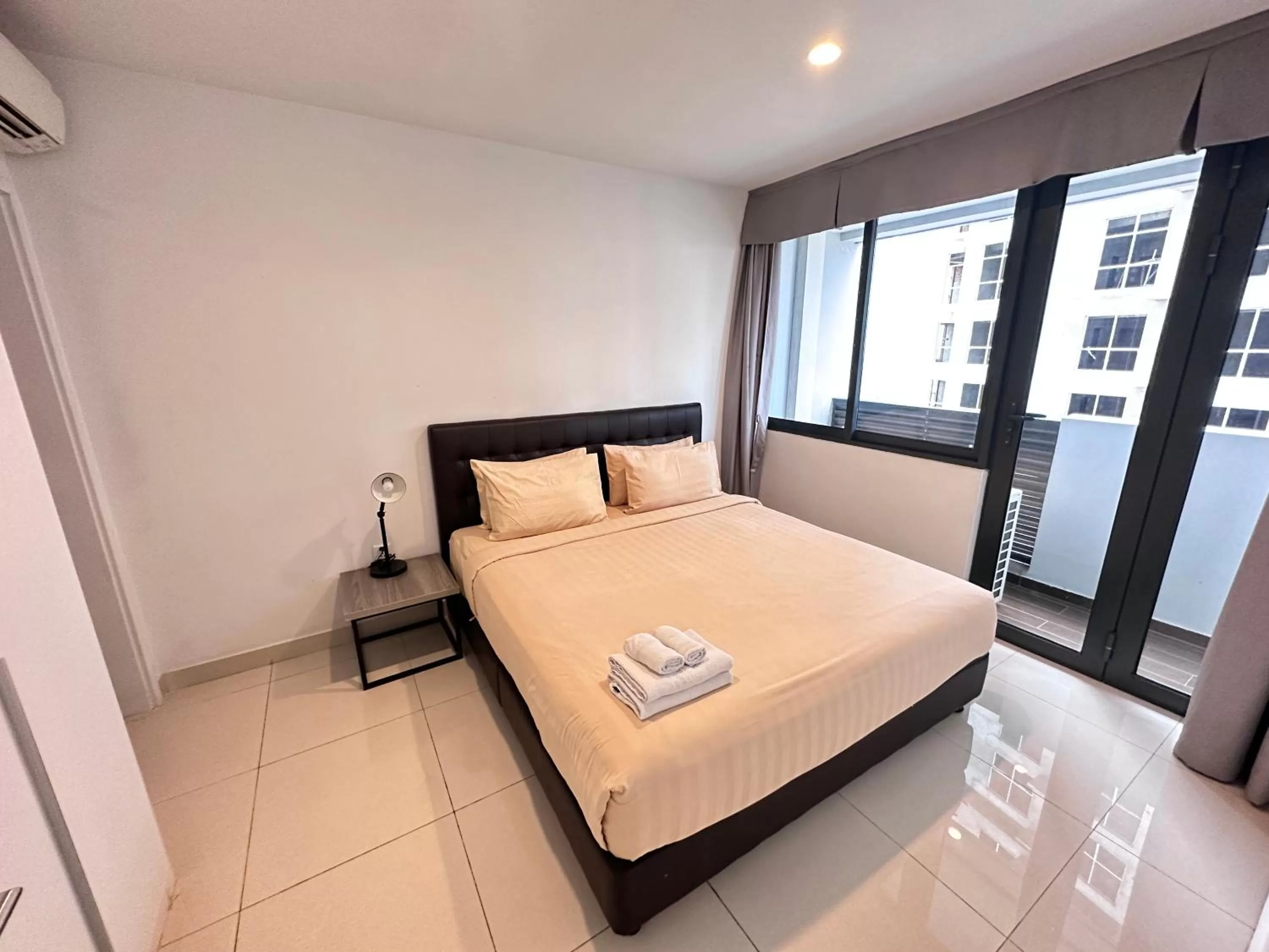 Bedroom, Bed in The Bridge Club