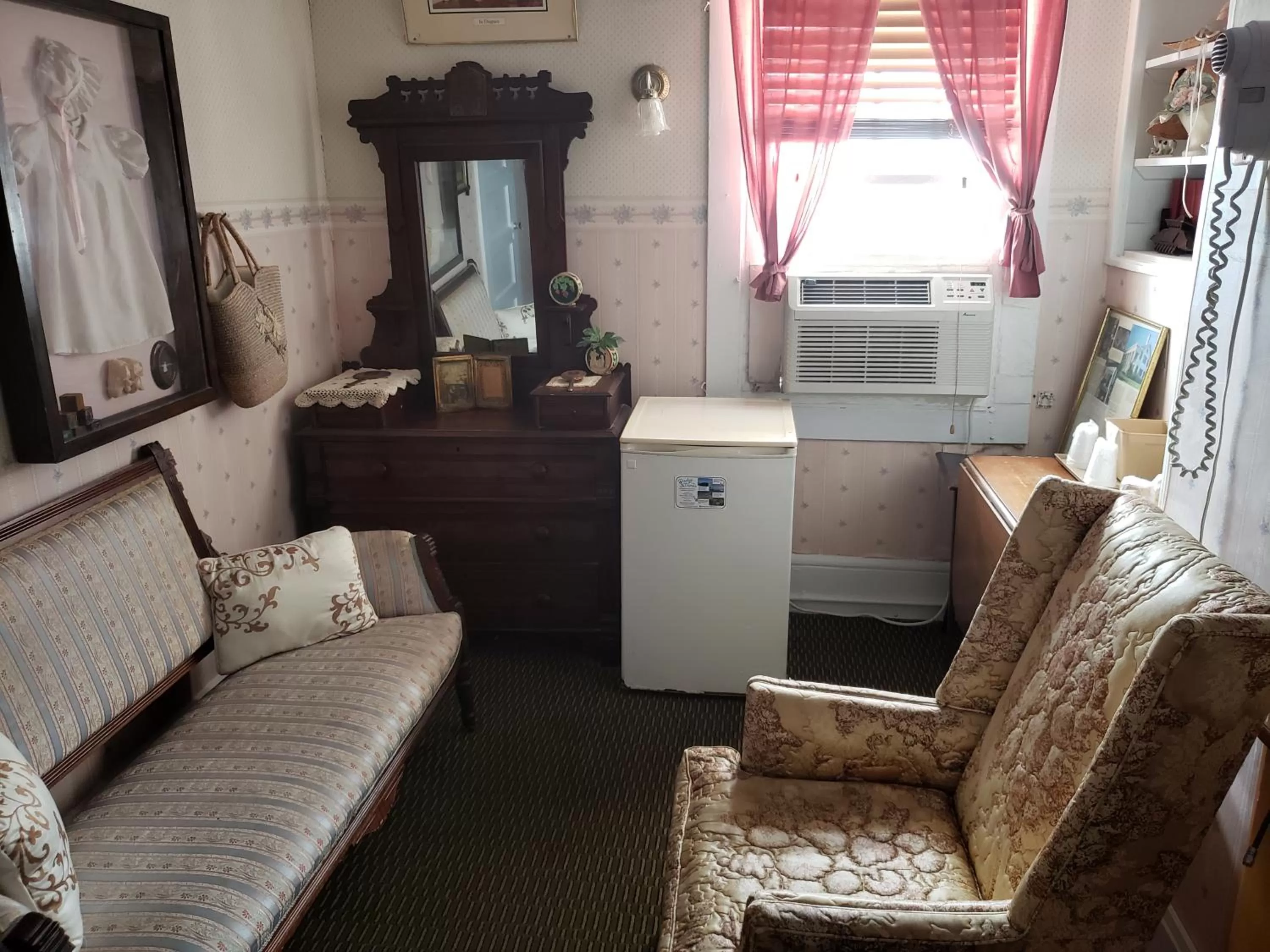Seating area in Topaz Motel - Flagler Beach