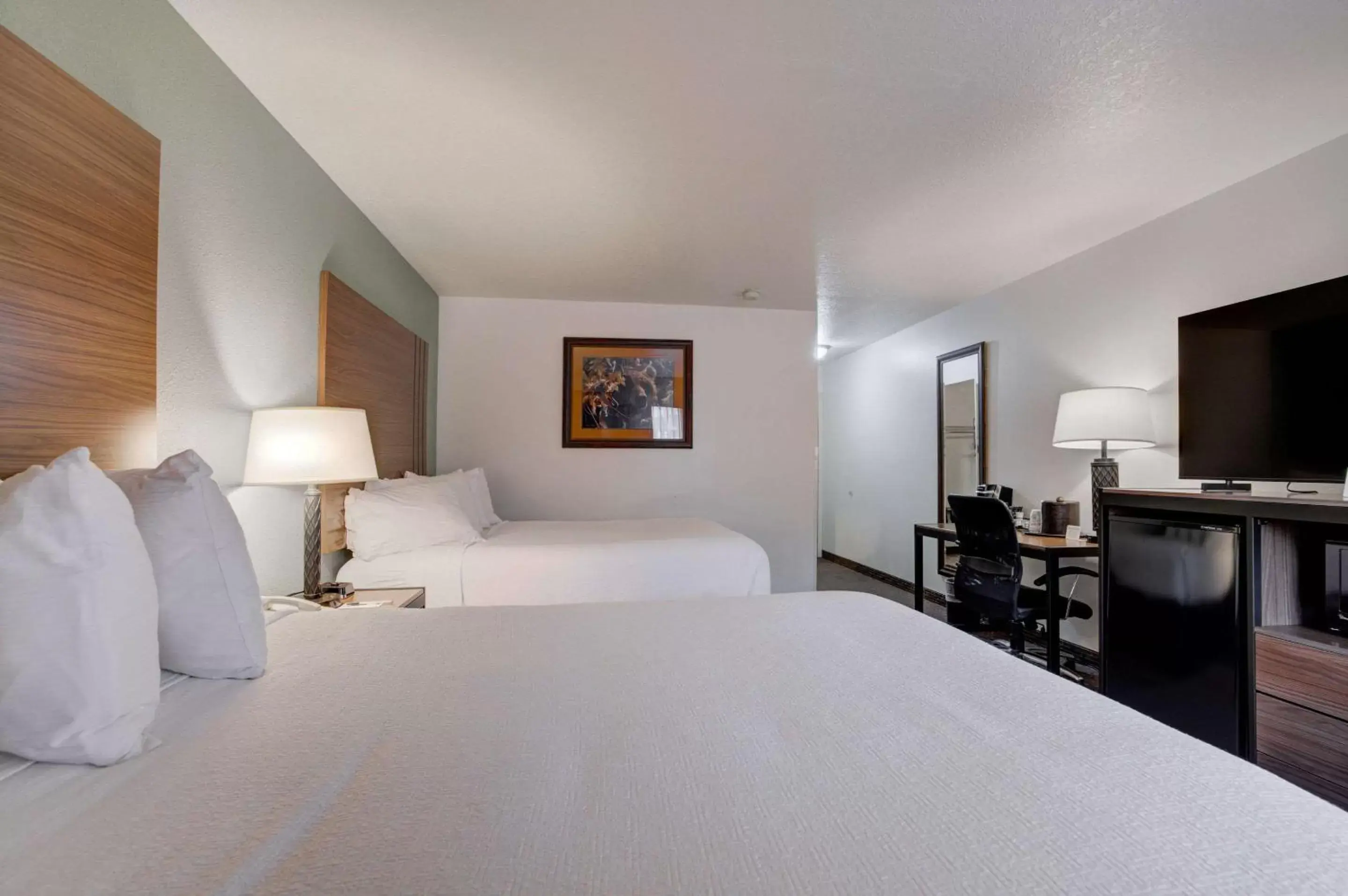 Bedroom, Bed in The Ridgeline Hotel at Yellowstone, Ascend Hotel Collection