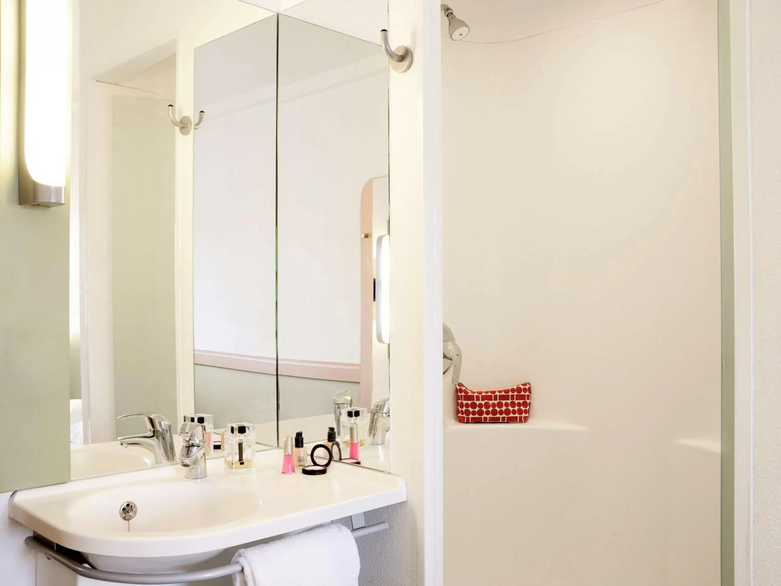 Shower, Bathroom in Ibis Budget Portsmouth
