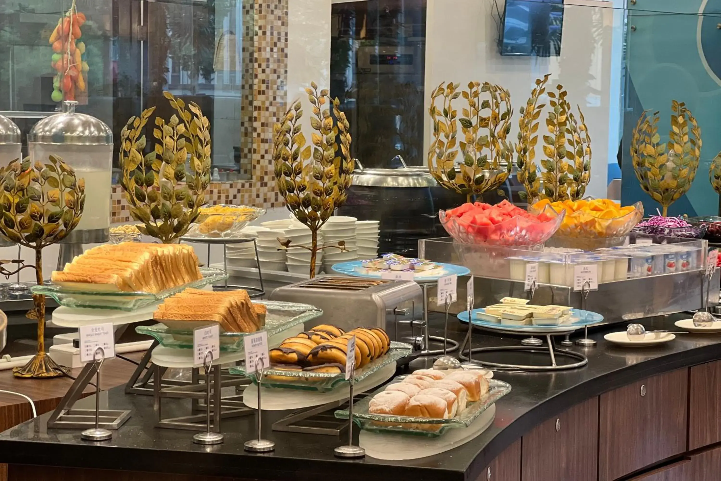 Breakfast in Holiday Inn Express Zhengzhou Zhongzhou, an IHG Hotel