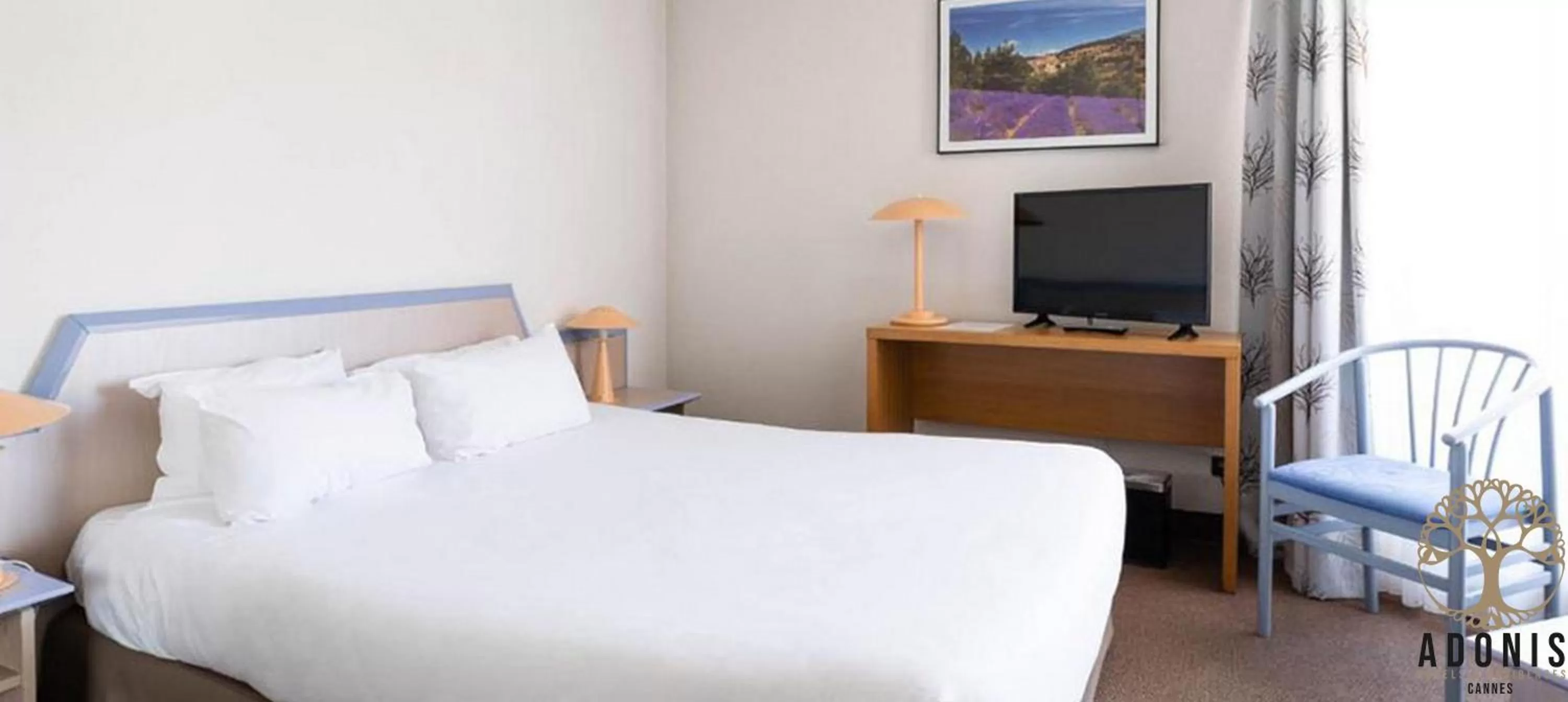 Bedroom in Adonis Cannes - Hôtel Thomas