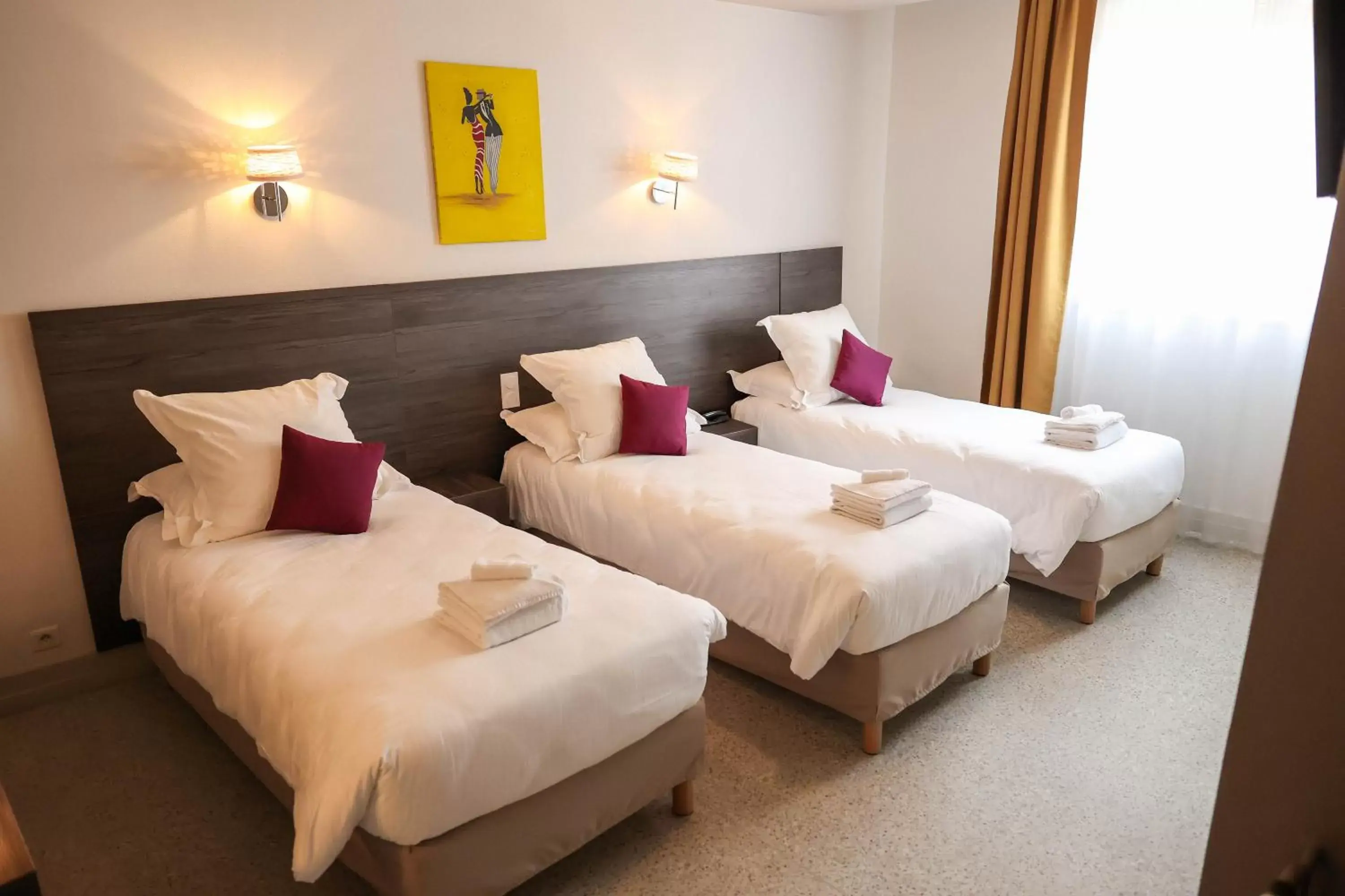 Comfort Triple Room in HÔTEL LE CHAPON FIN Comfort Triple Room in HÔTEL LE CHAPON FIN