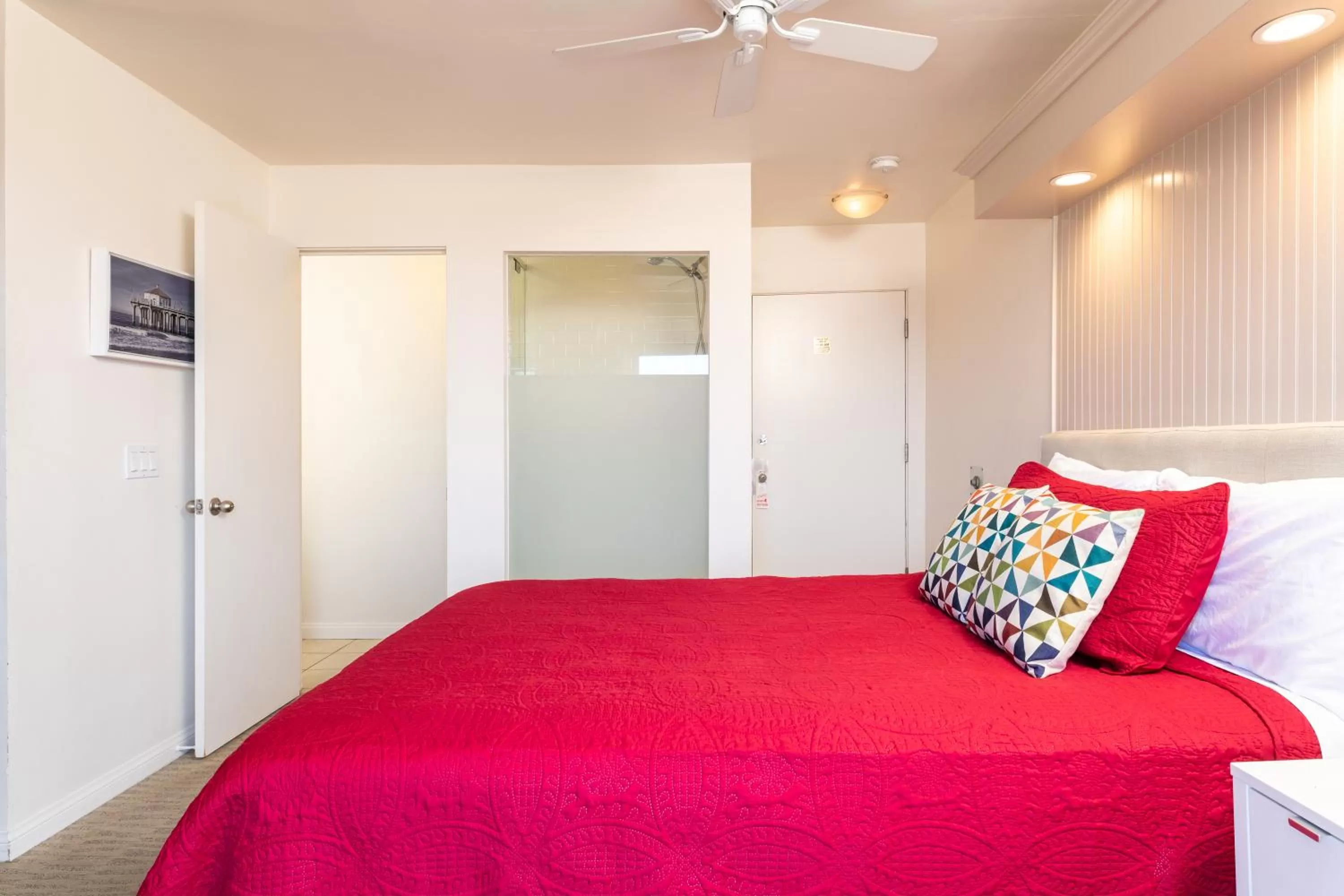 Photo of the whole room, Bed in The Sea View Inn At The Beach