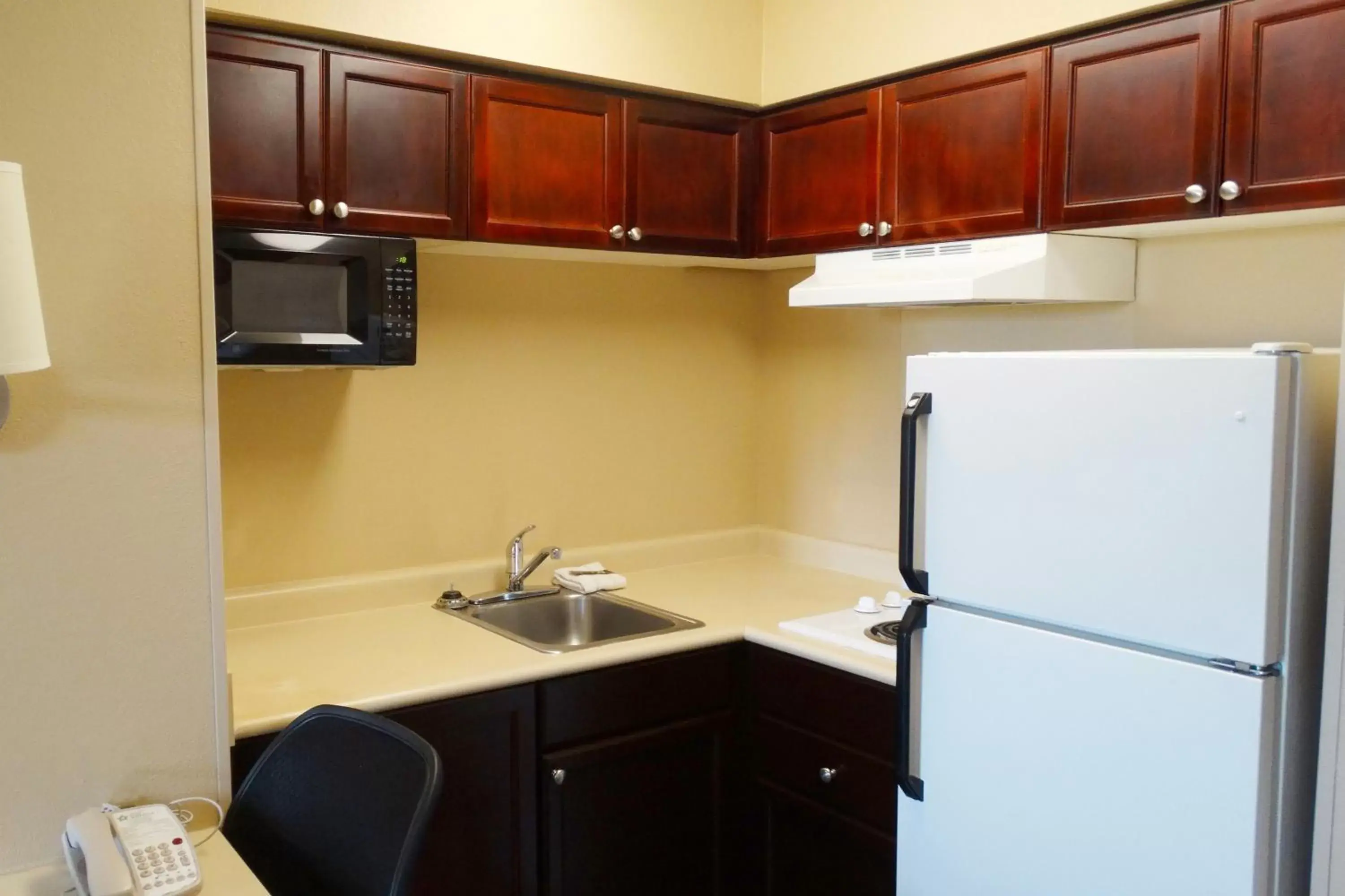 Kitchen or kitchenette, Kitchen/Kitchenette in Extended Stay America Suites - Atlanta - Alpharetta - Northpoint - West