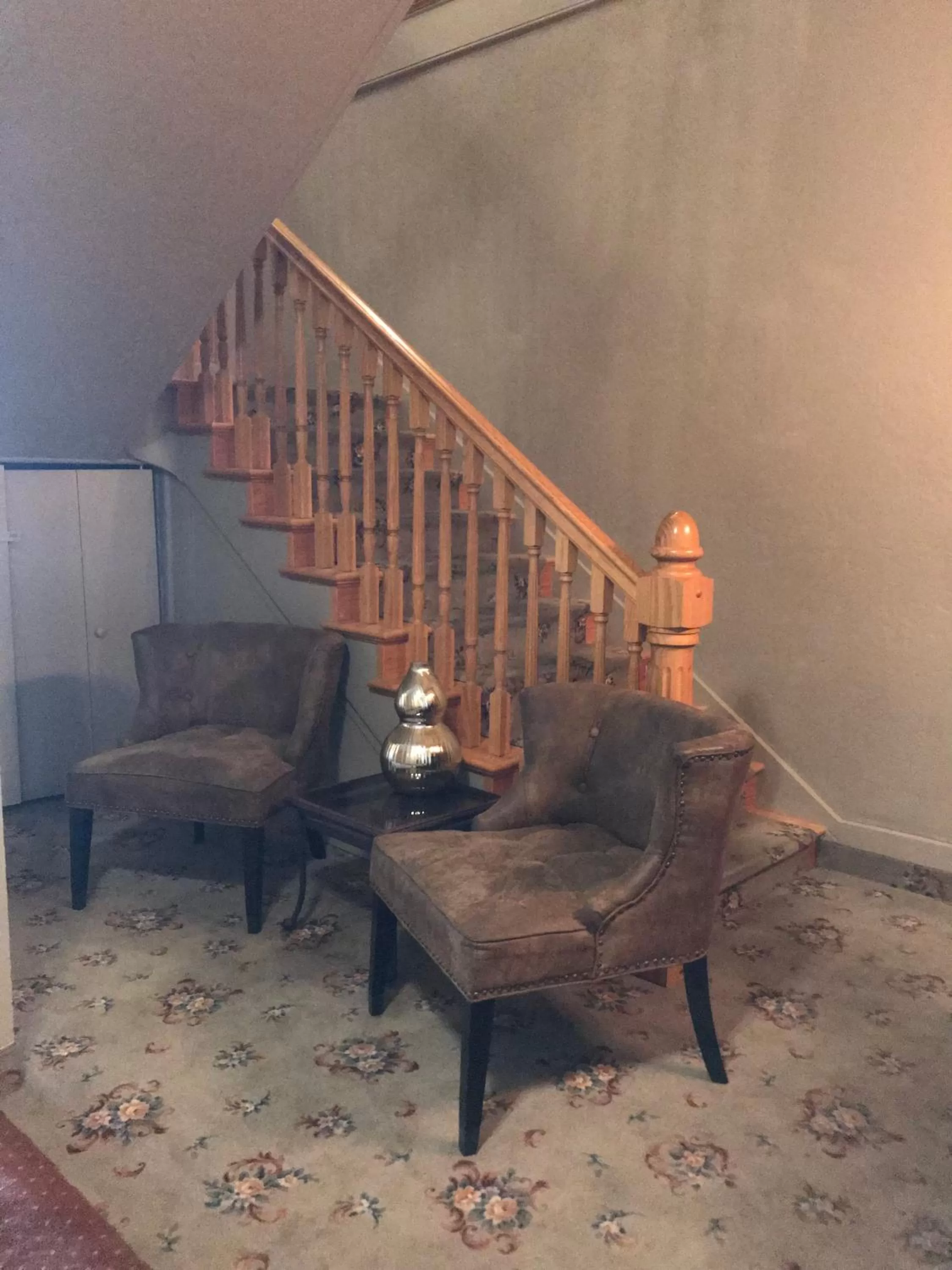 Seating area in Hotel Sutter