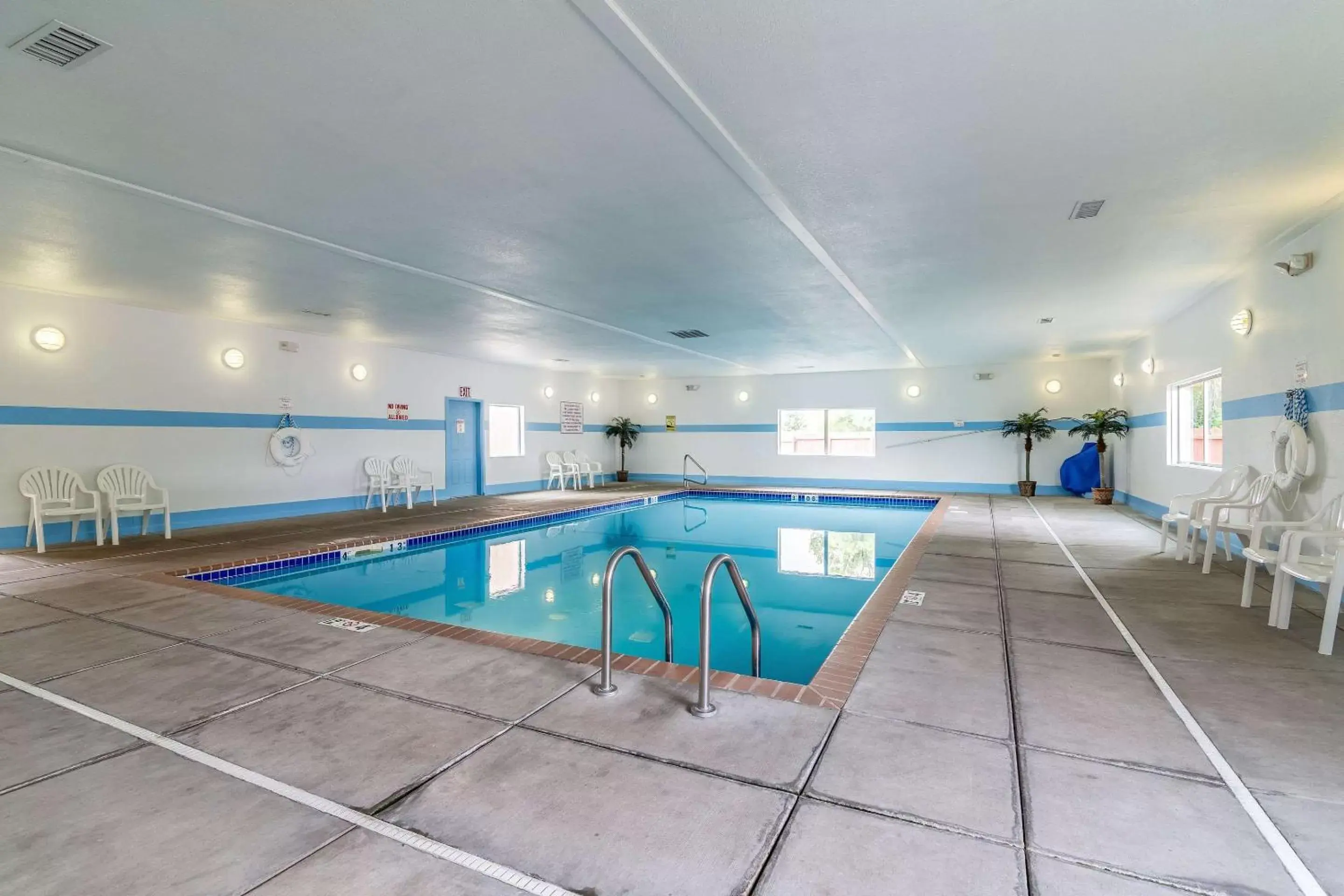 On site, Swimming Pool in Econo Lodge Miles City