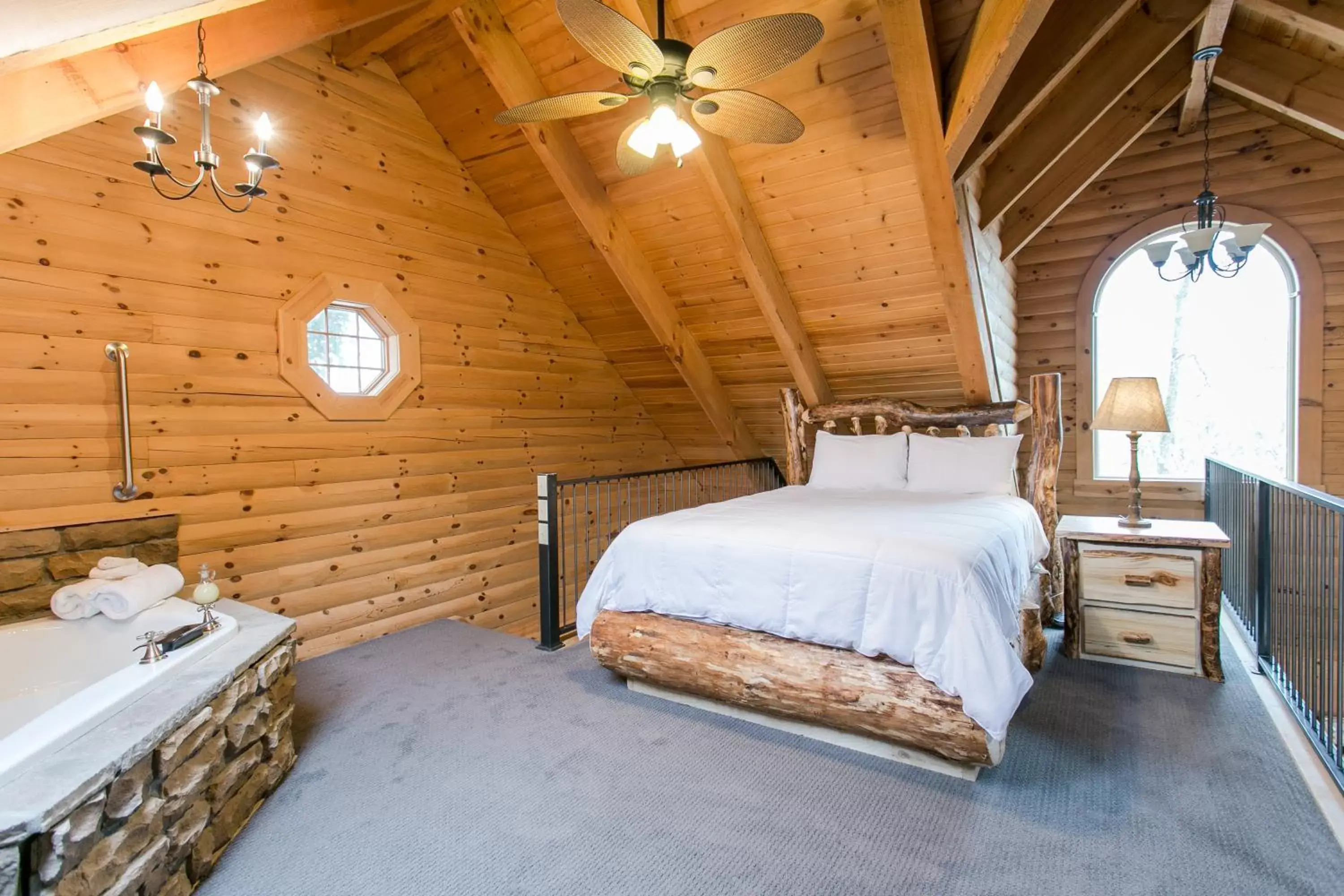 Photo of the whole room, Bed in Coblentz Country Lodge by Amish Country Lodging