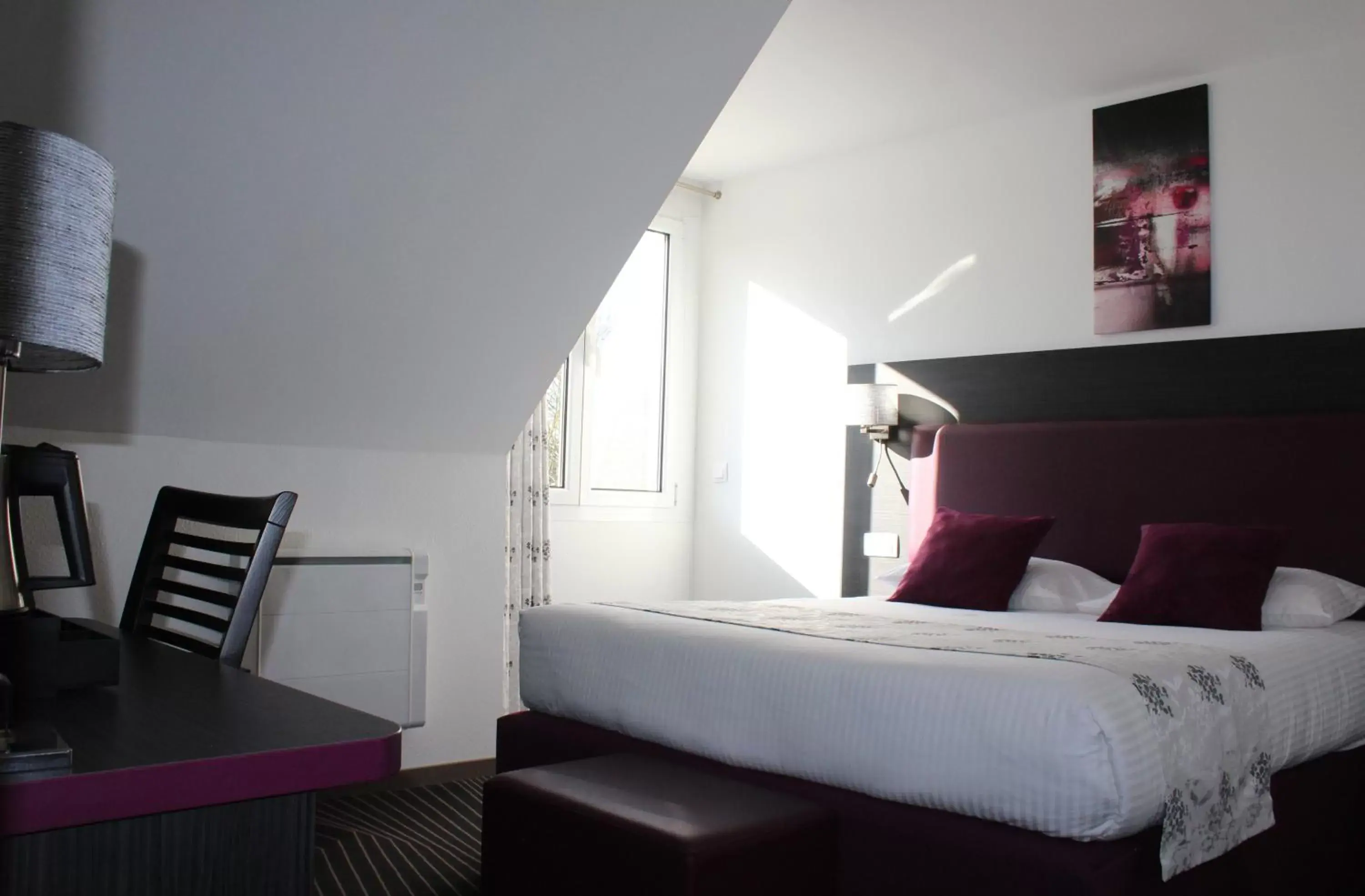 Photo of the whole room, Bed in The Originals City Hôtel, Aéroport Beauvais (ex: Inter-Hotel)