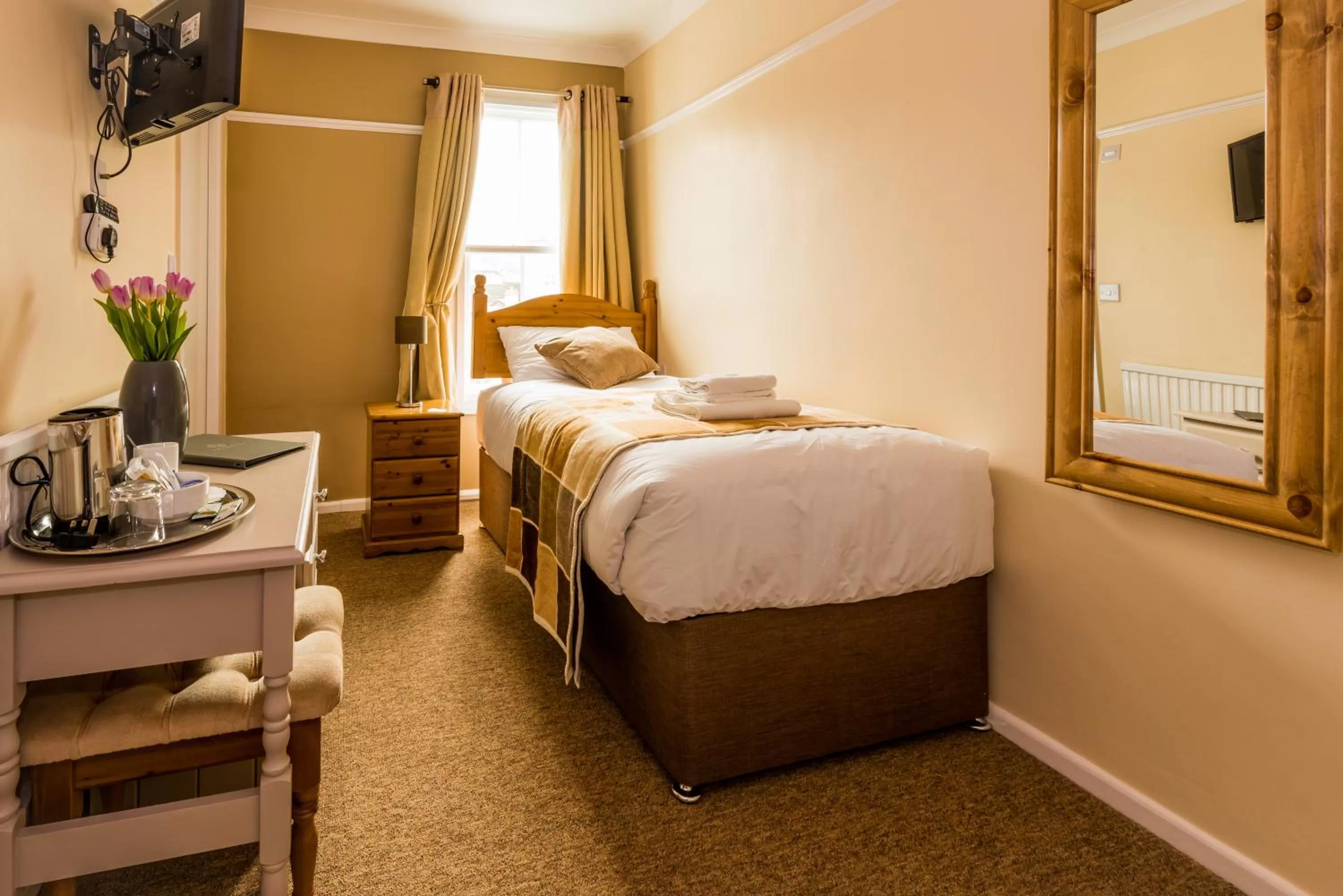 Bed in The Longboat Inn