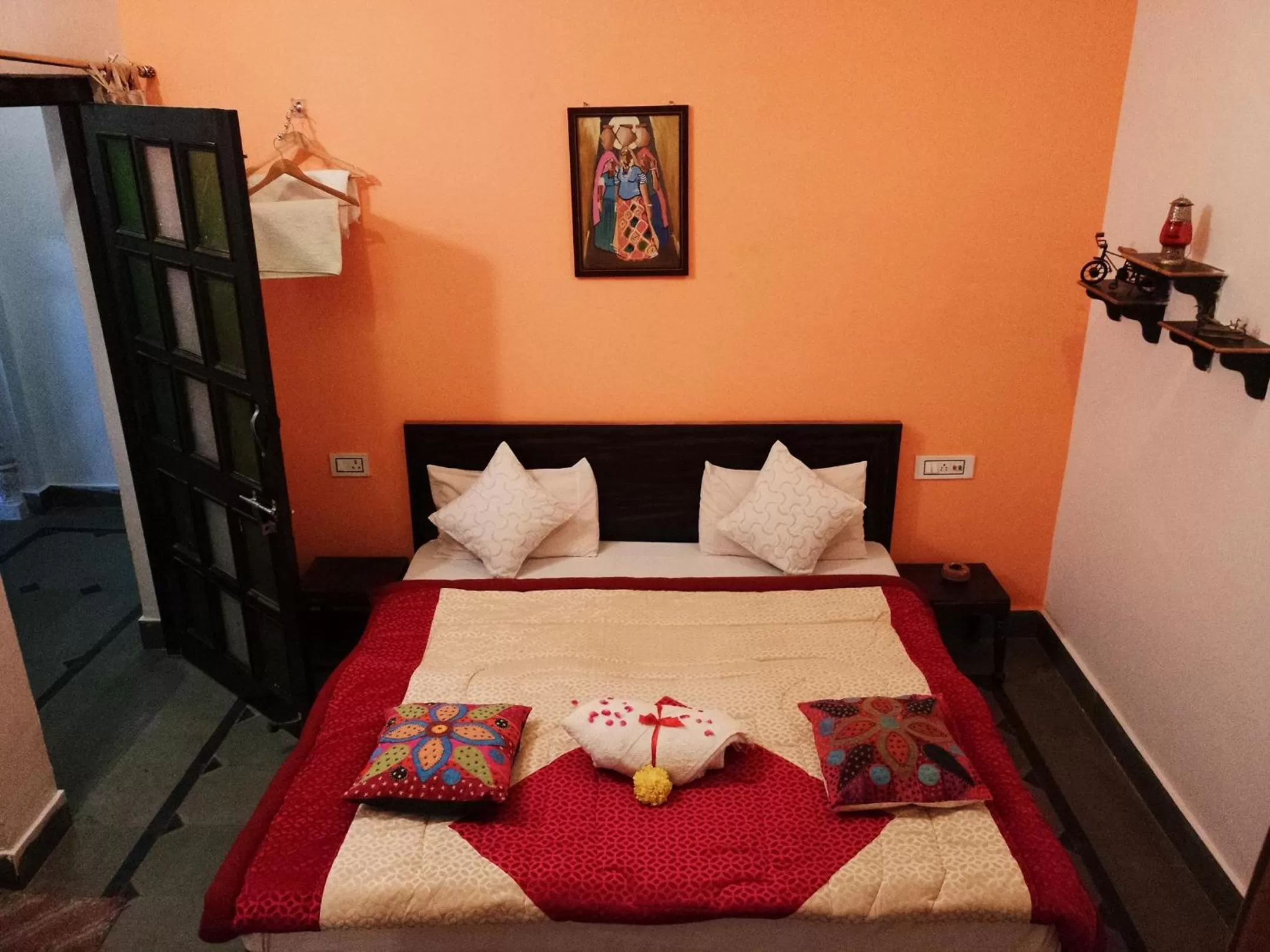 Bed in Hotel Bundi House