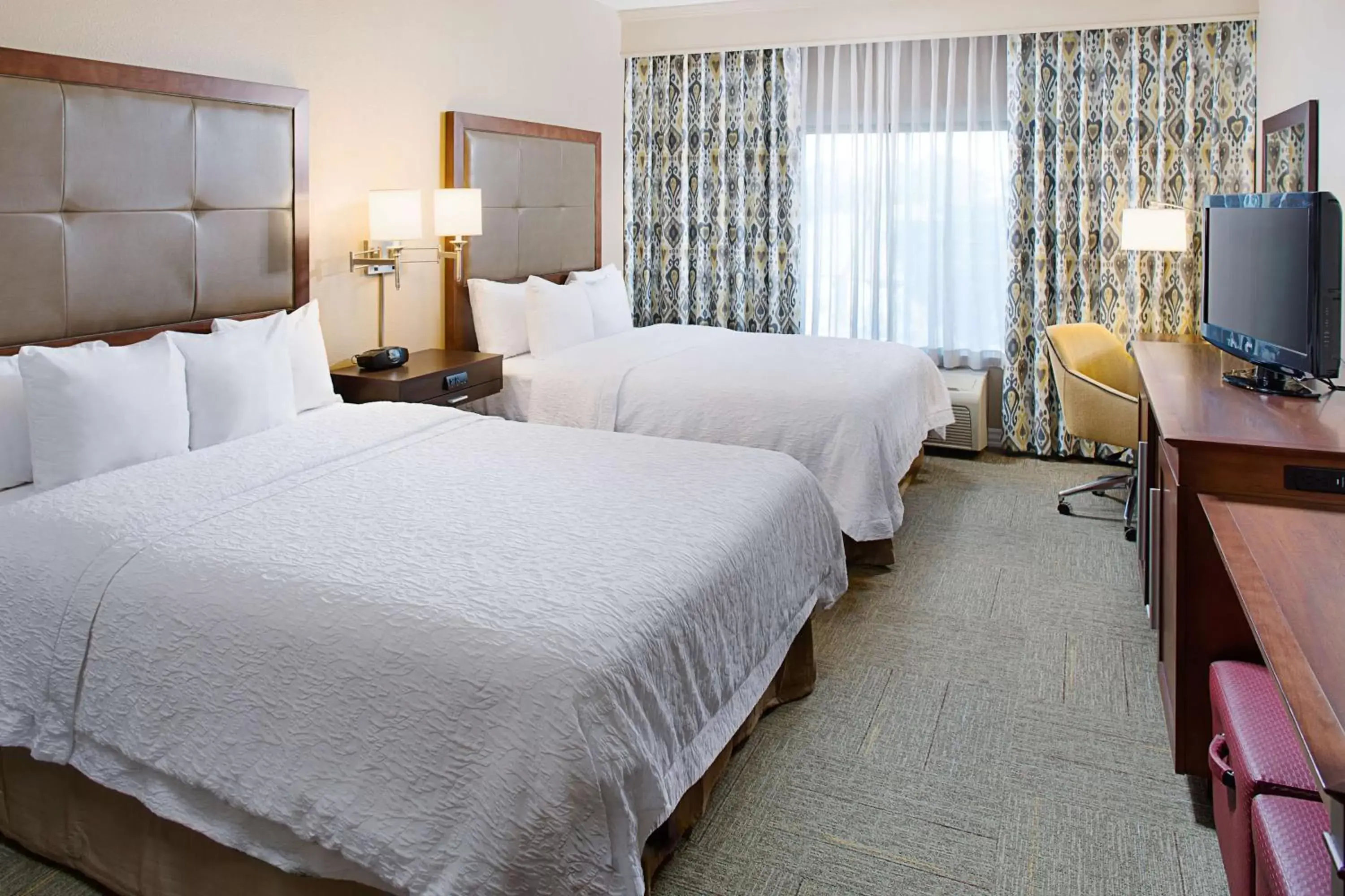 Bed in Hampton Inn By Hilton & Suites Denton