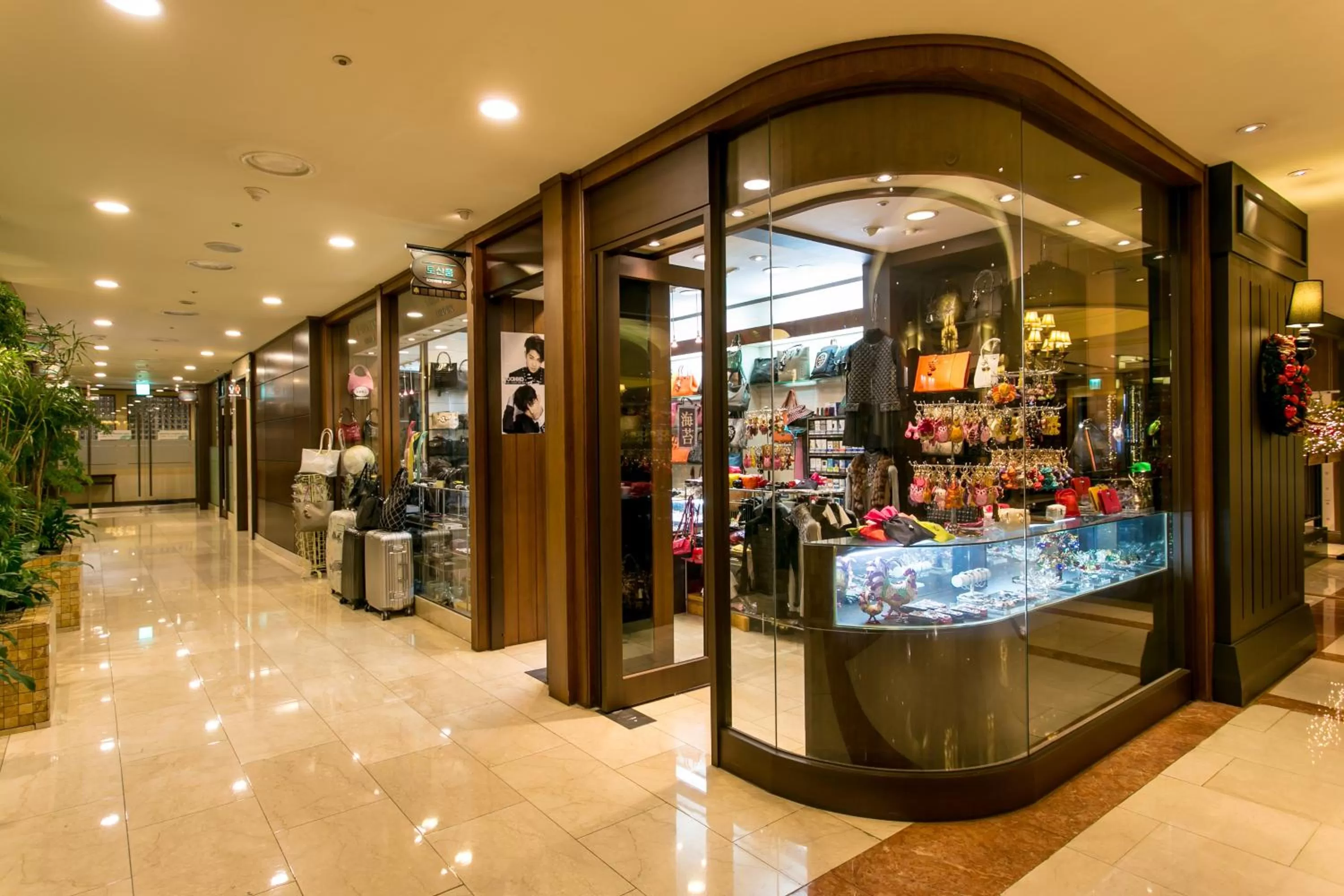 On-site shops in Pacific Hotel