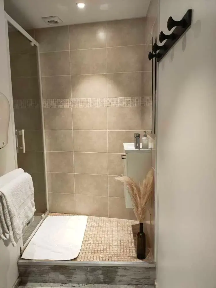 Shower, Bathroom in Chambres d'Hôtes Château Pierre de Montignac