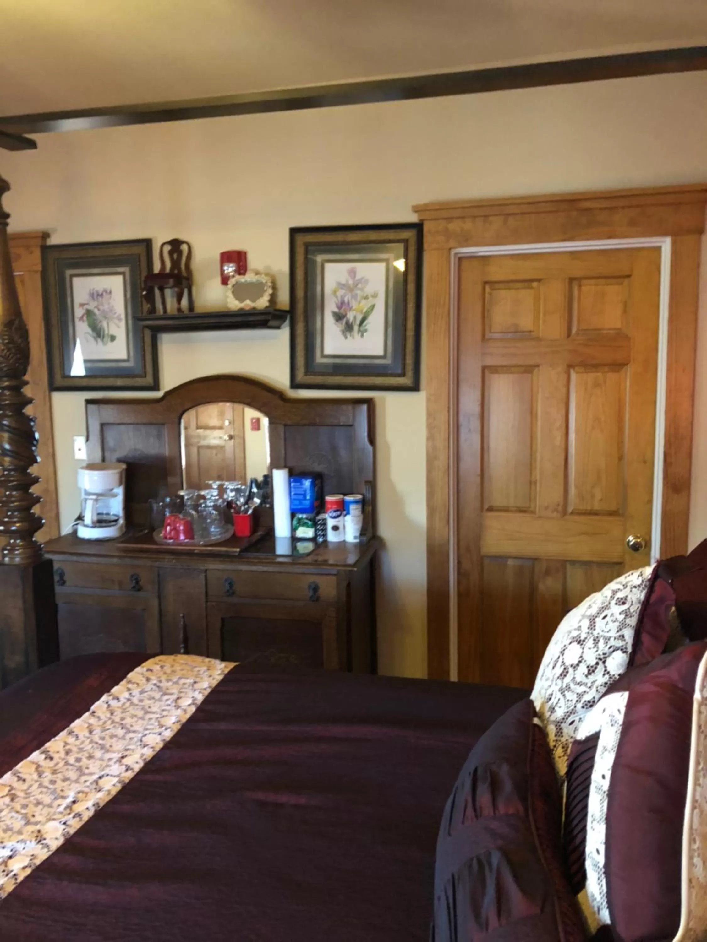 Bedroom, Bed in All Seasons Inn