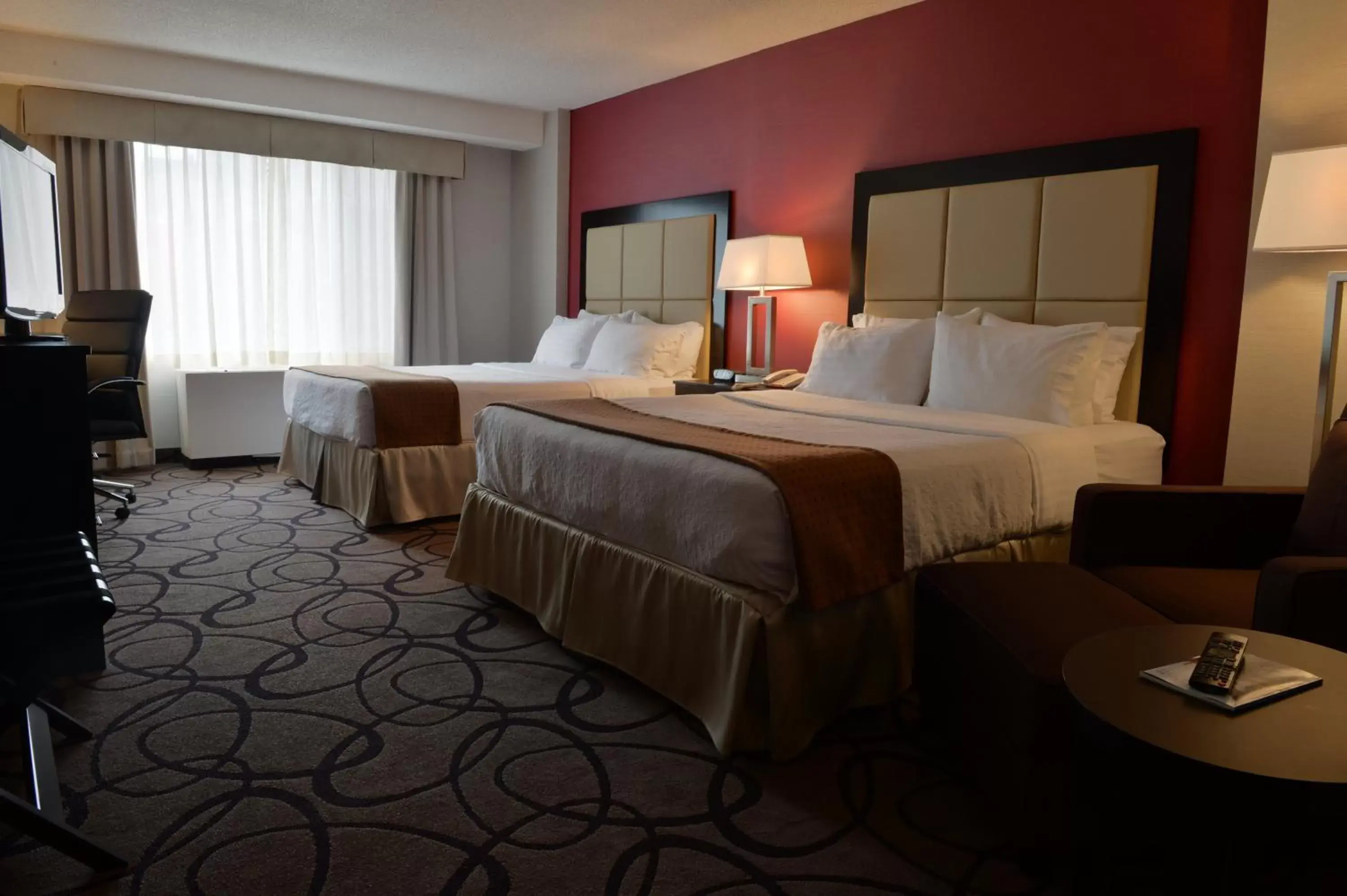 Photo of the whole room, Bed in Holiday Inn Montreal Centre Ville Downtown, an IHG Hotel