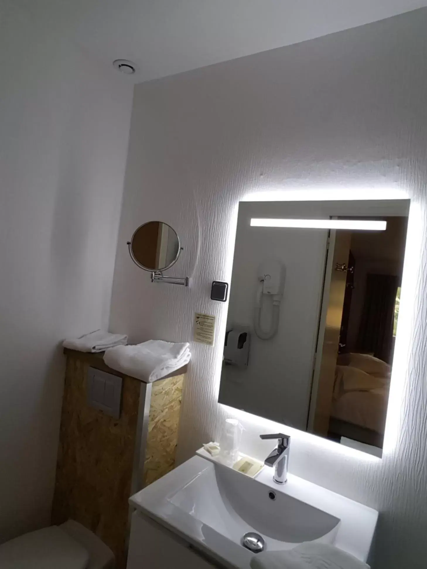 Triple Room in Hôtel Restaurant de l'Ecu Triple Room in Hôtel Restaurant de l'Ecu