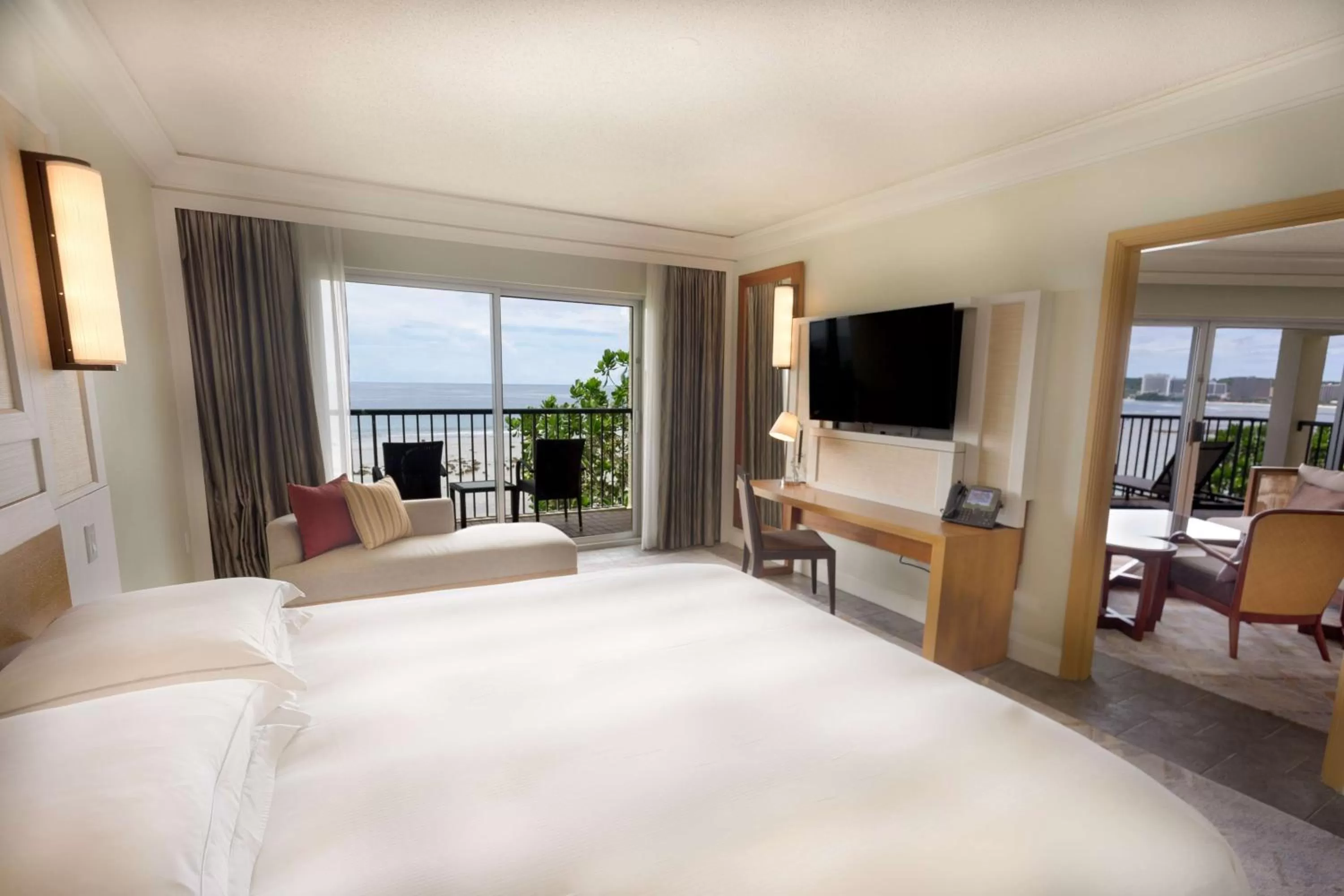 Bedroom, Bed in Hilton Guam Resort & Spa
