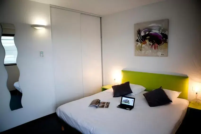 Bedroom, Bed in The Originals City, Hôtel Anaïade, Saint-Nazaire (Inter-Hotel)