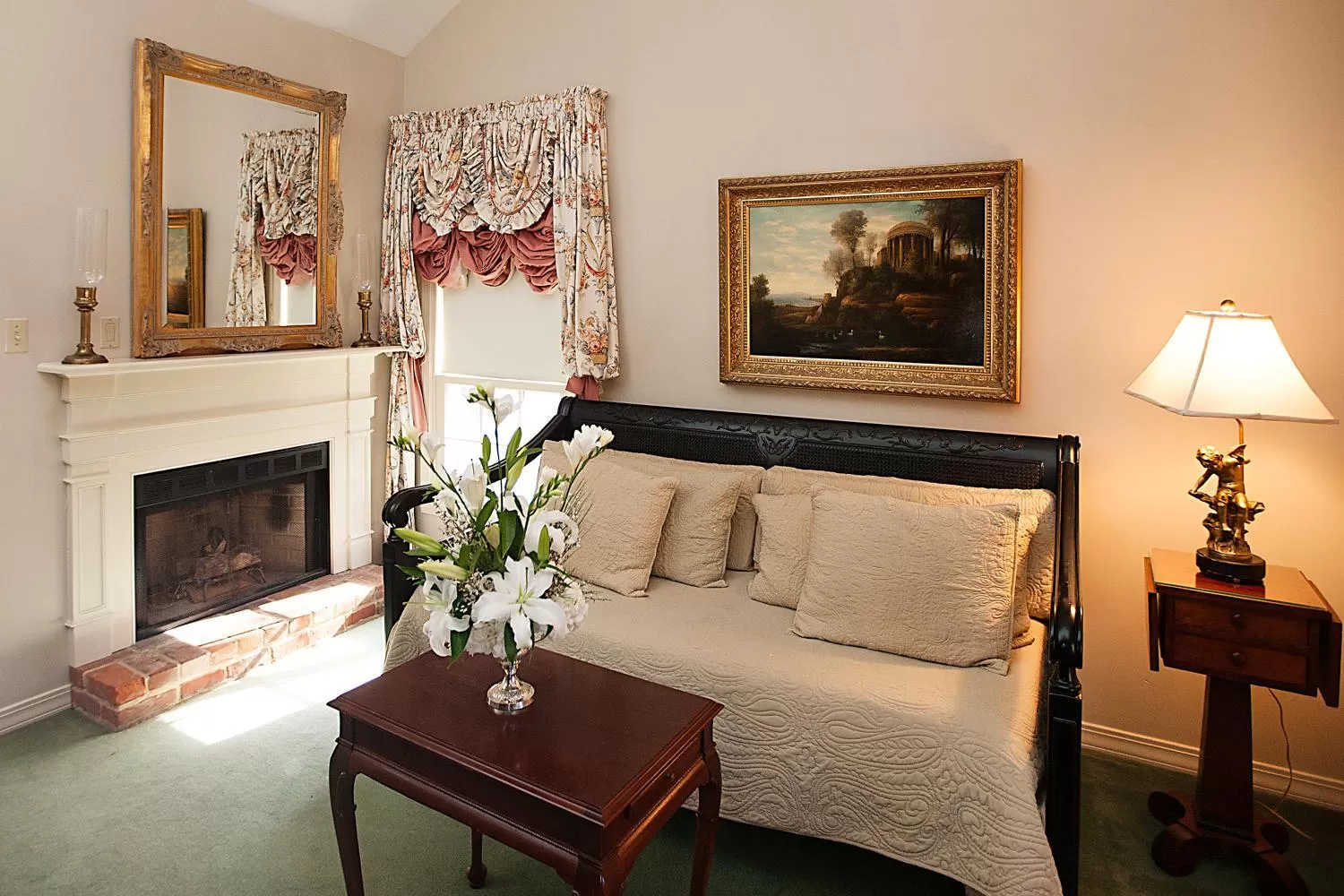 Living room in Monmouth Historic Inn