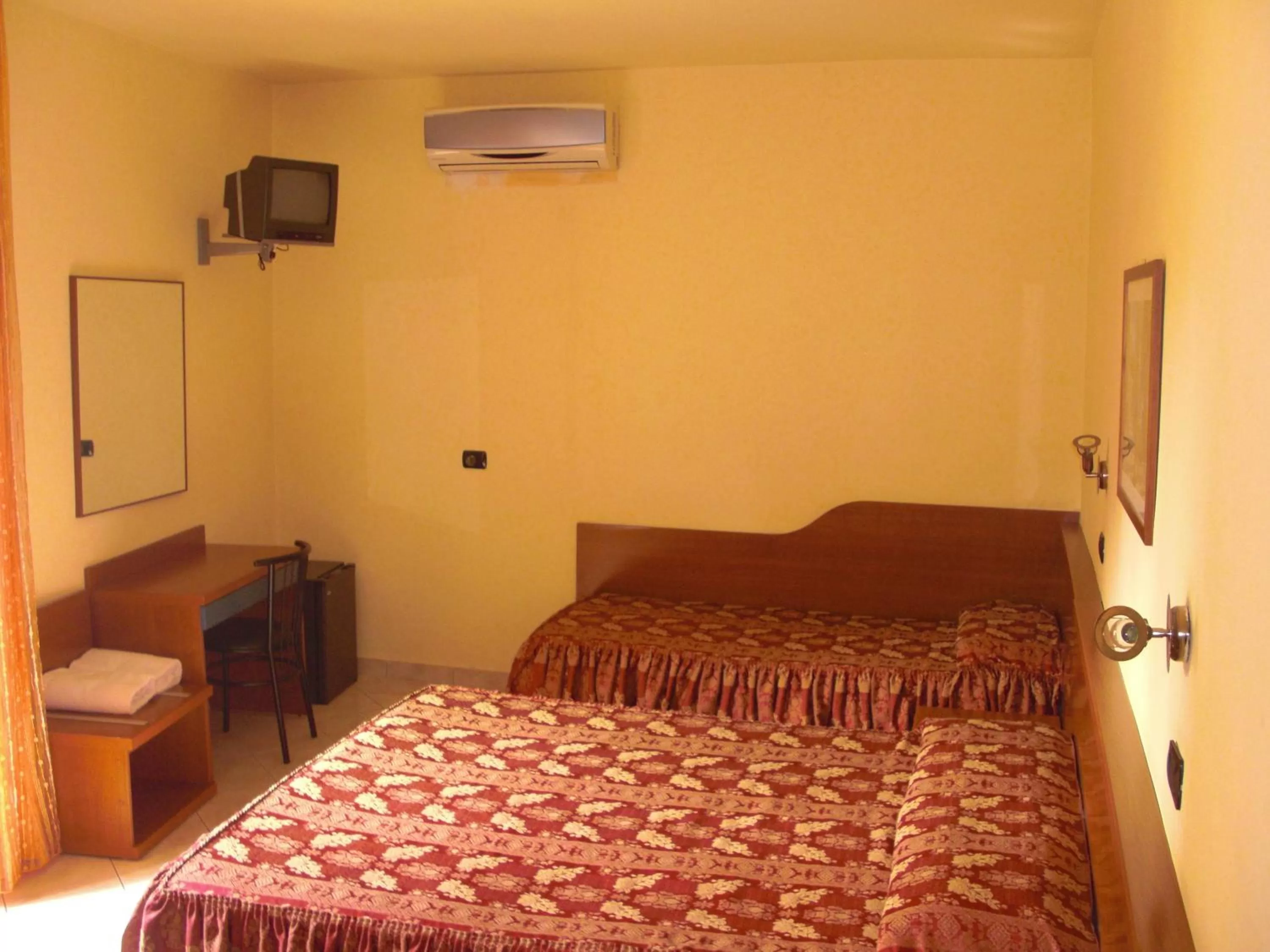 Shower, Bed in Hotel Legnano