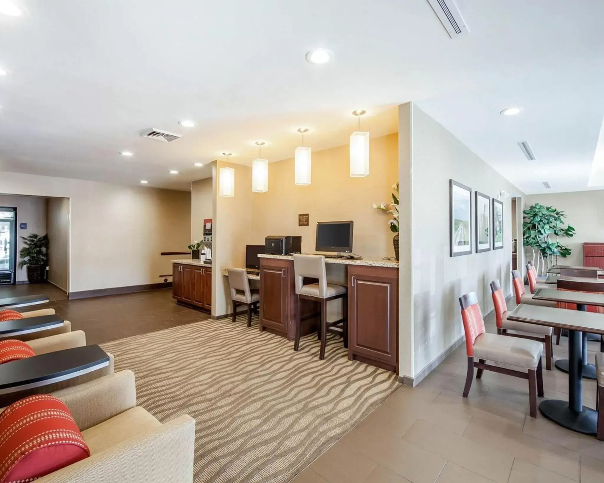 Lobby or reception in Comfort Suites Marietta-Parkersburg