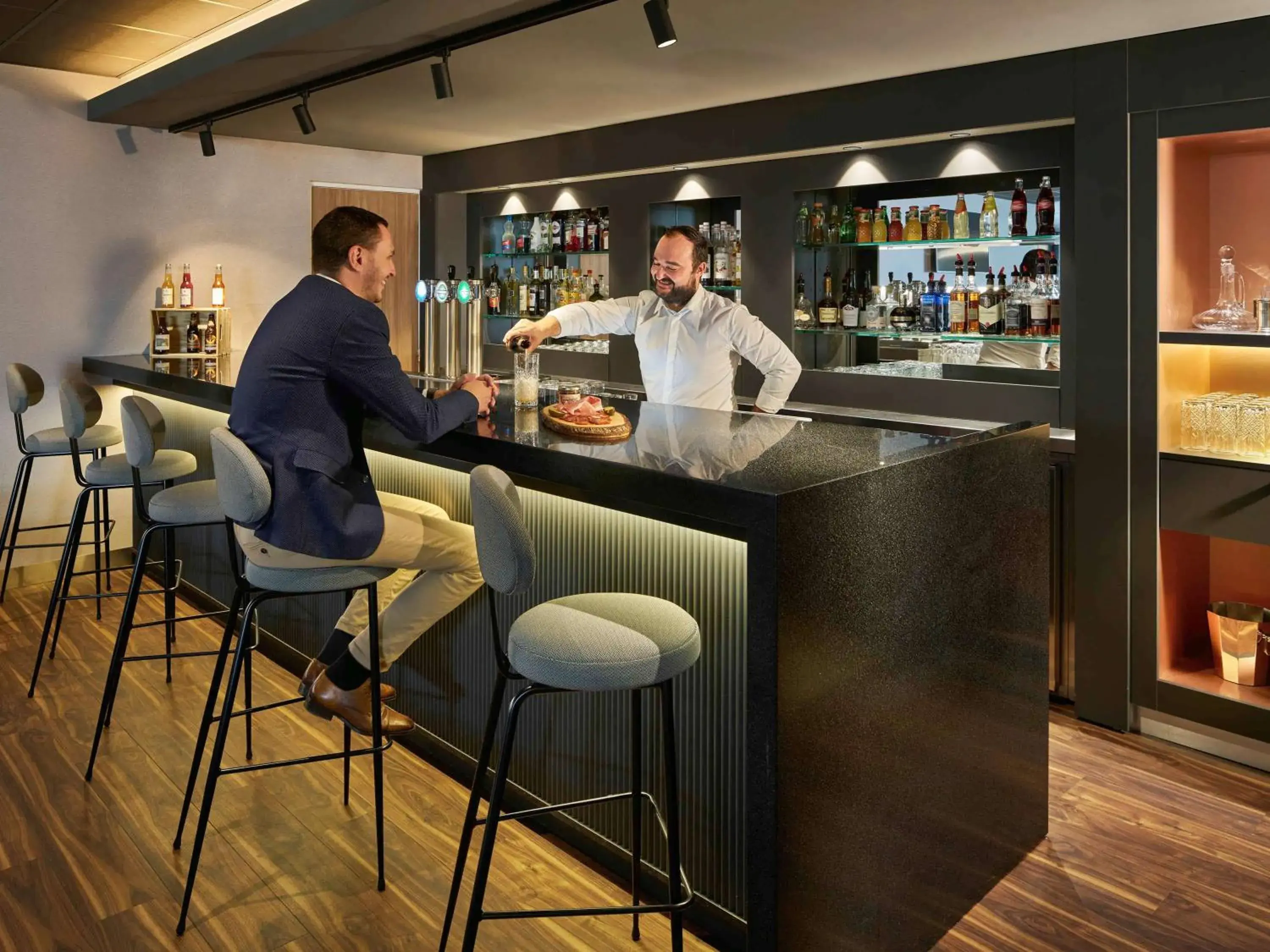 Lounge or bar in Novotel Massy Palaiseau