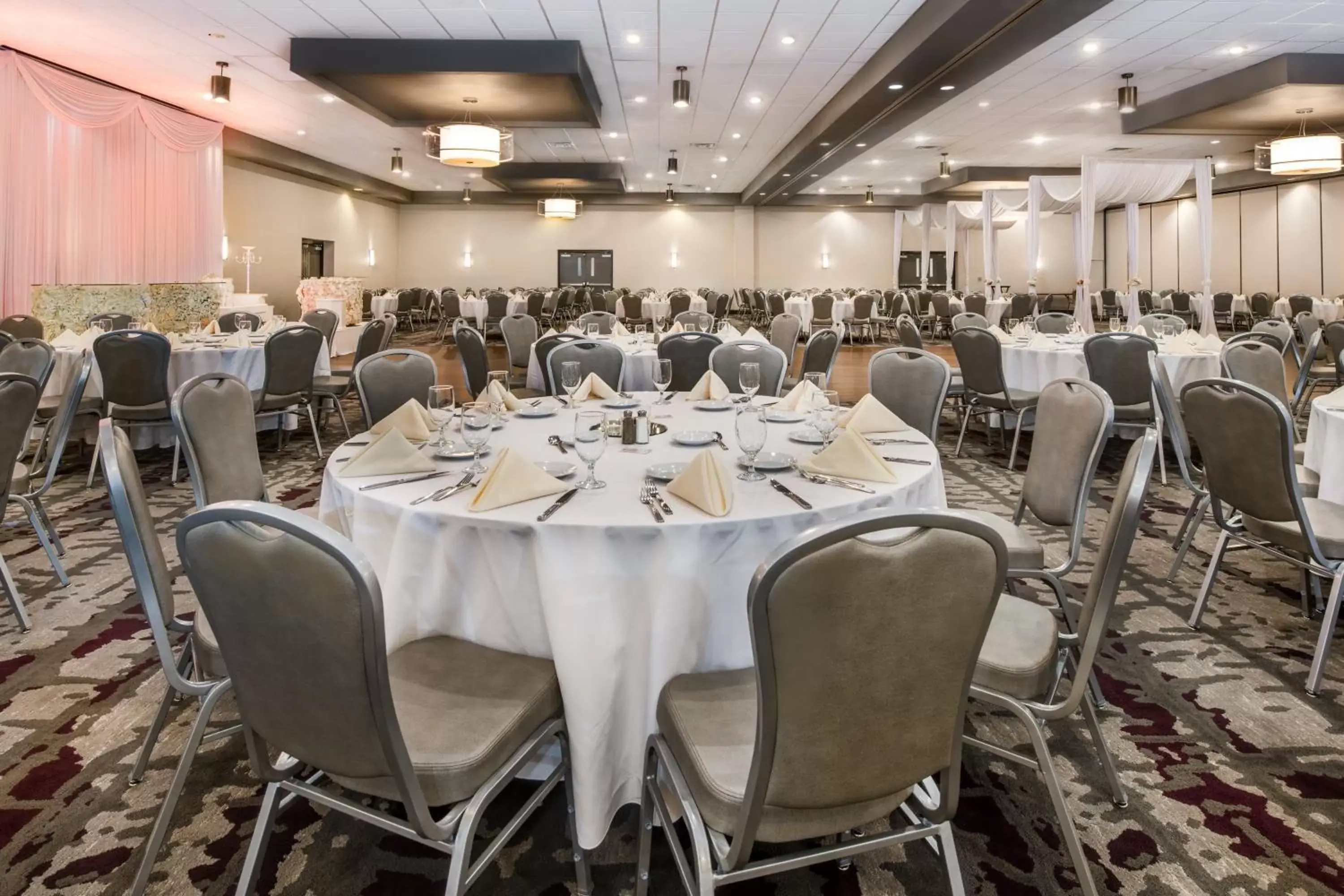 Banquet/Function facilities, Restaurant/Places to Eat in Crowne Plaza Milwaukee South, an IHG Hotel