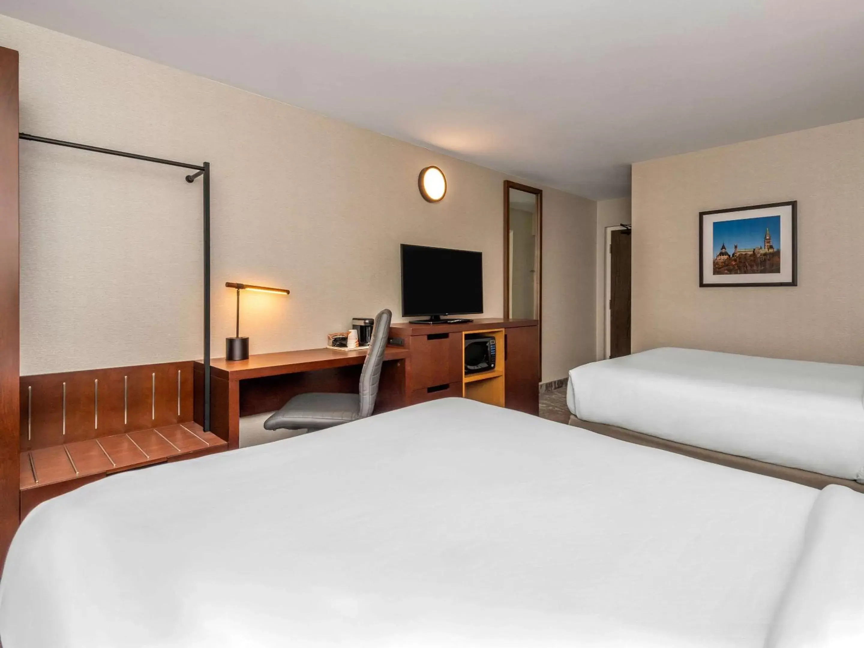 Bedroom, Bed in Comfort Inn Ottawa West- Kanata