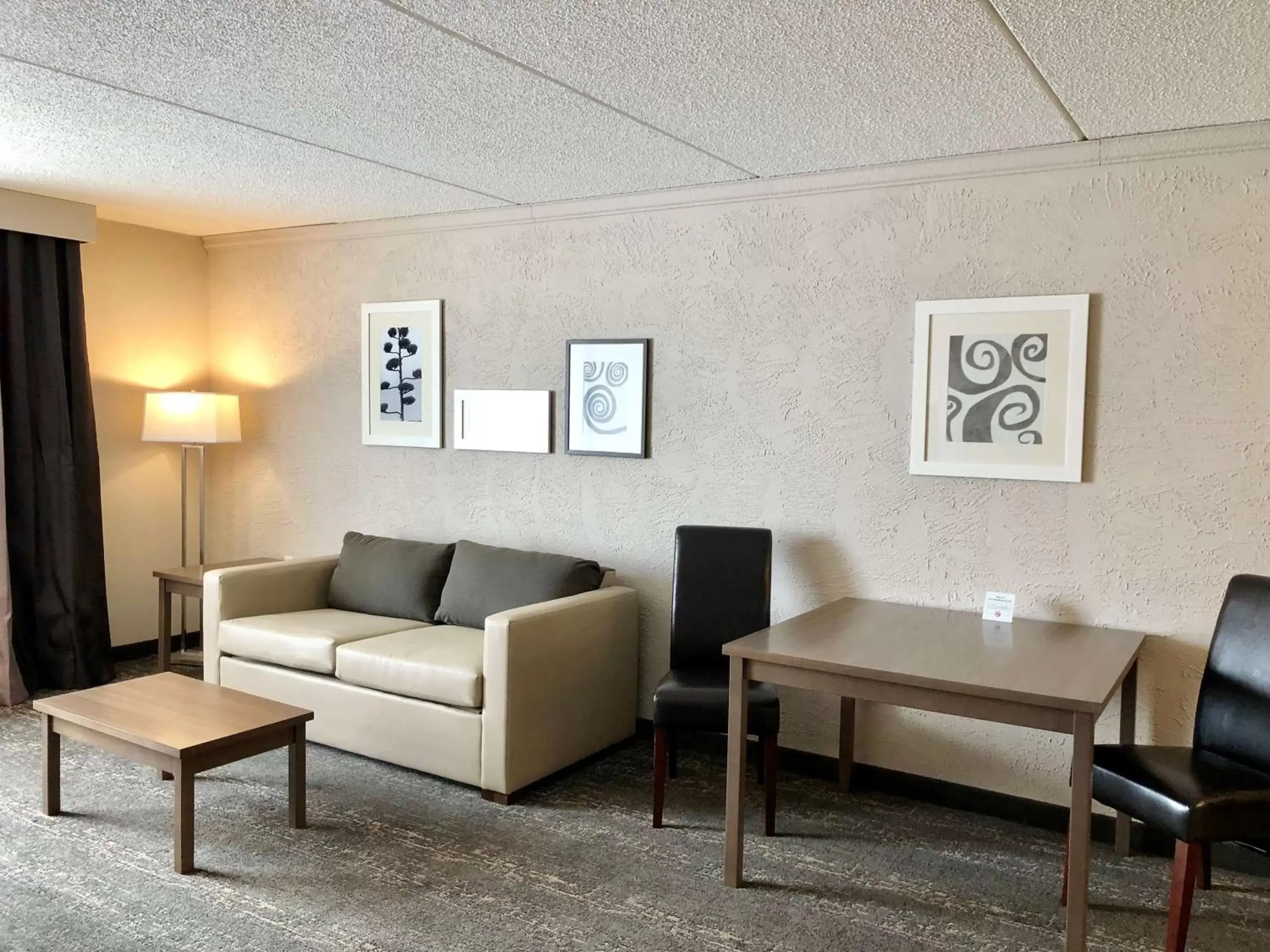 Photo of the whole room, Seating Area in Country Inn & Suites by Radisson, Mt. Pleasant-Racine West, WI