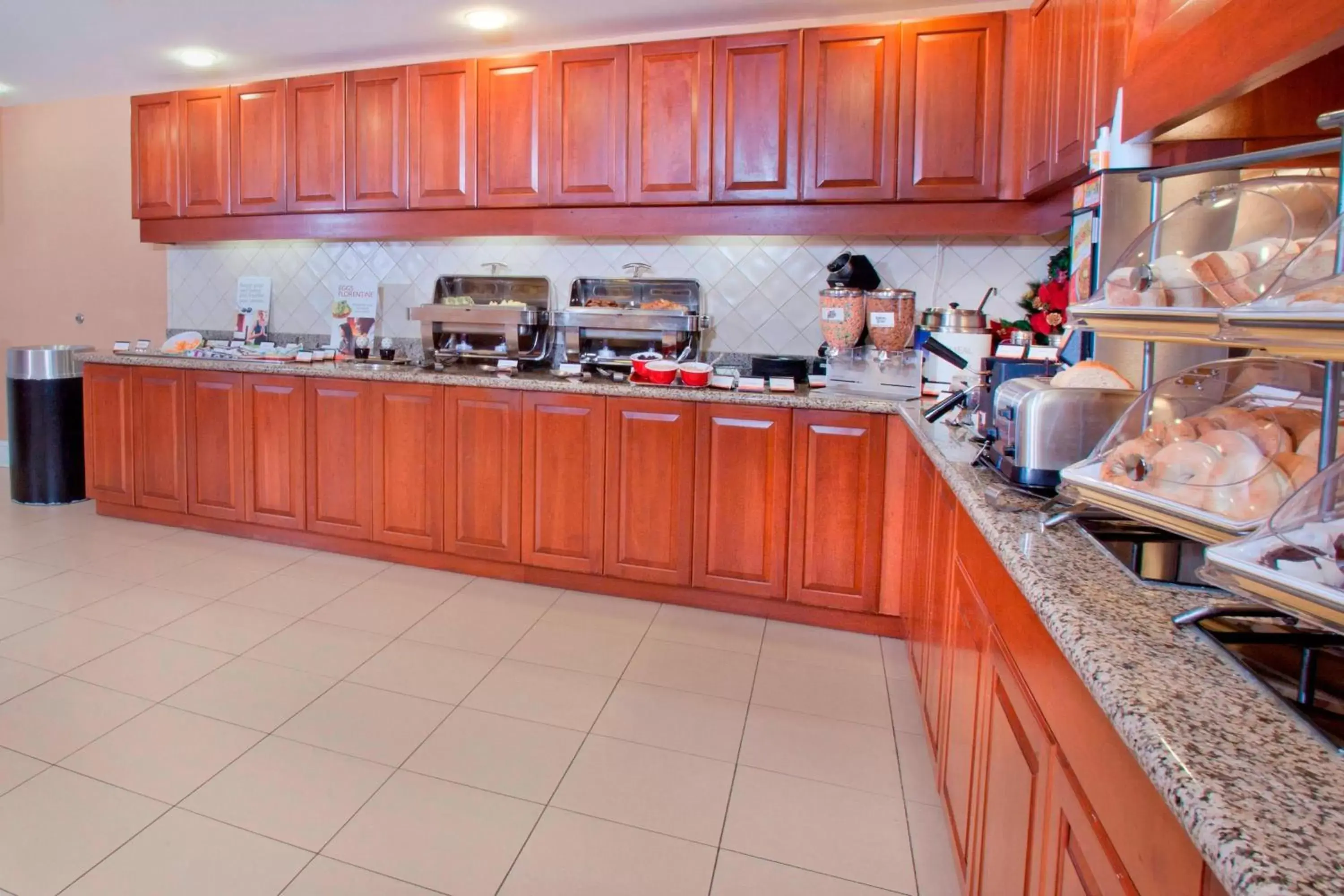 Breakfast, Kitchen/Kitchenette in Residence Inn Dover