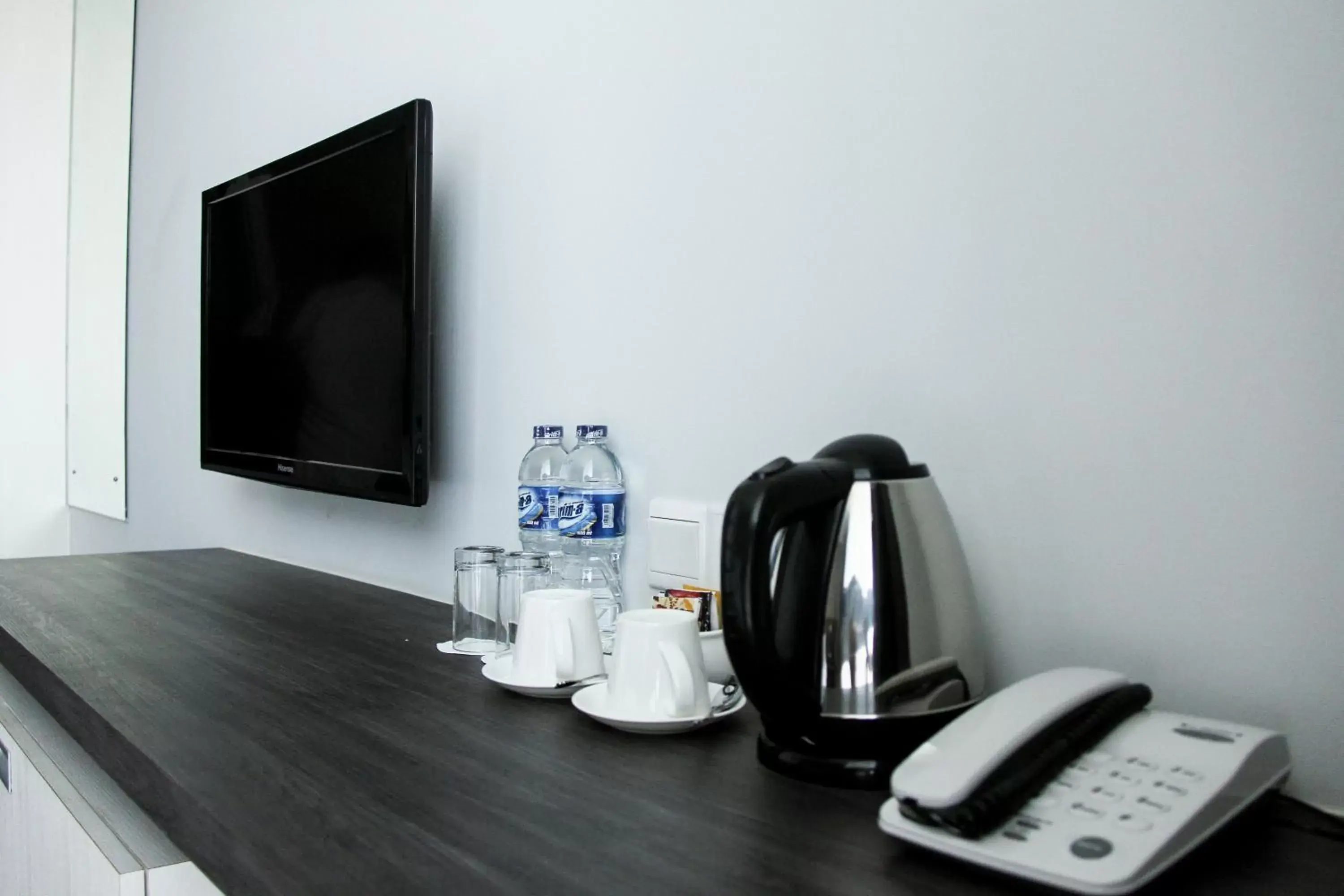 Coffee/tea facilities, TV/Entertainment Center in Dreamtel Jakarta